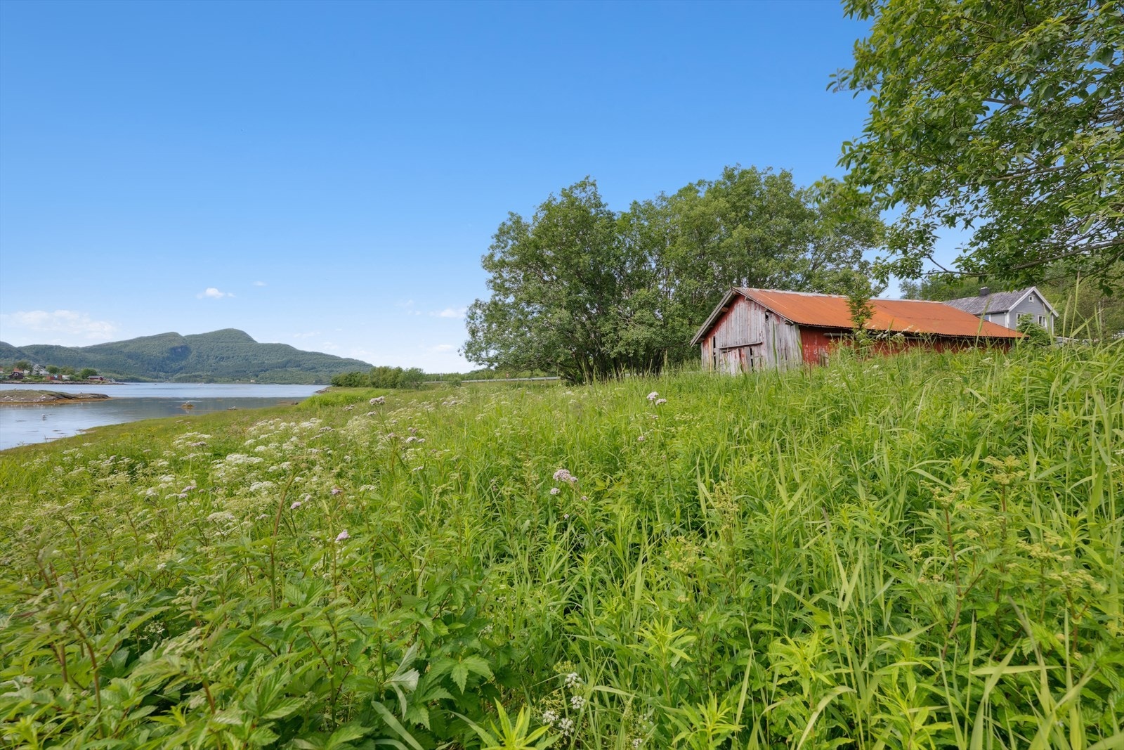 Eiendommen fortsetter også på andre siden av Fv17 og har et naust Galleribilde