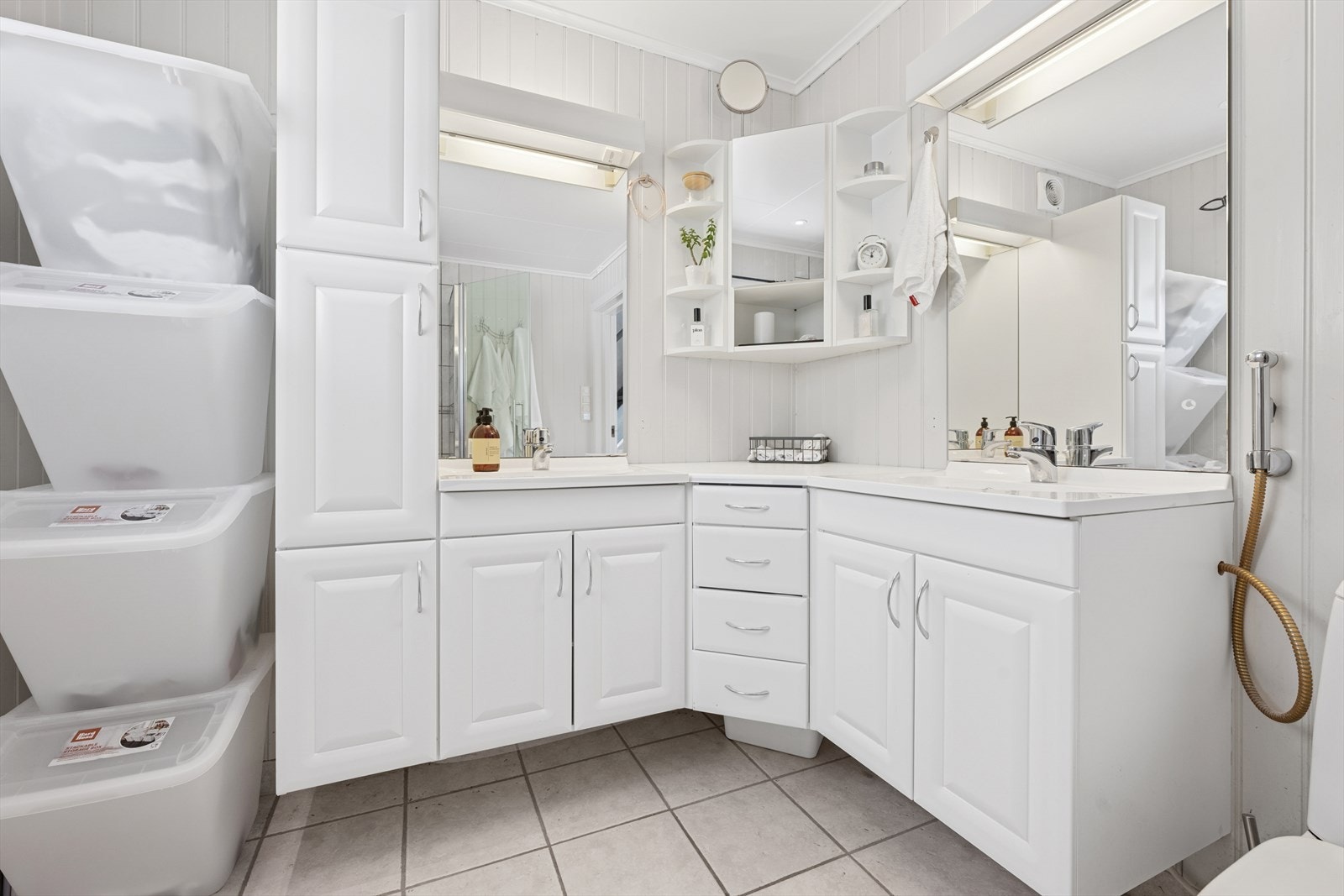 Innredet med 2 separate servanter, gulvstående toalett, dusjhjørne med vegger i glassbyggerstein og glassdør. Galleribilde