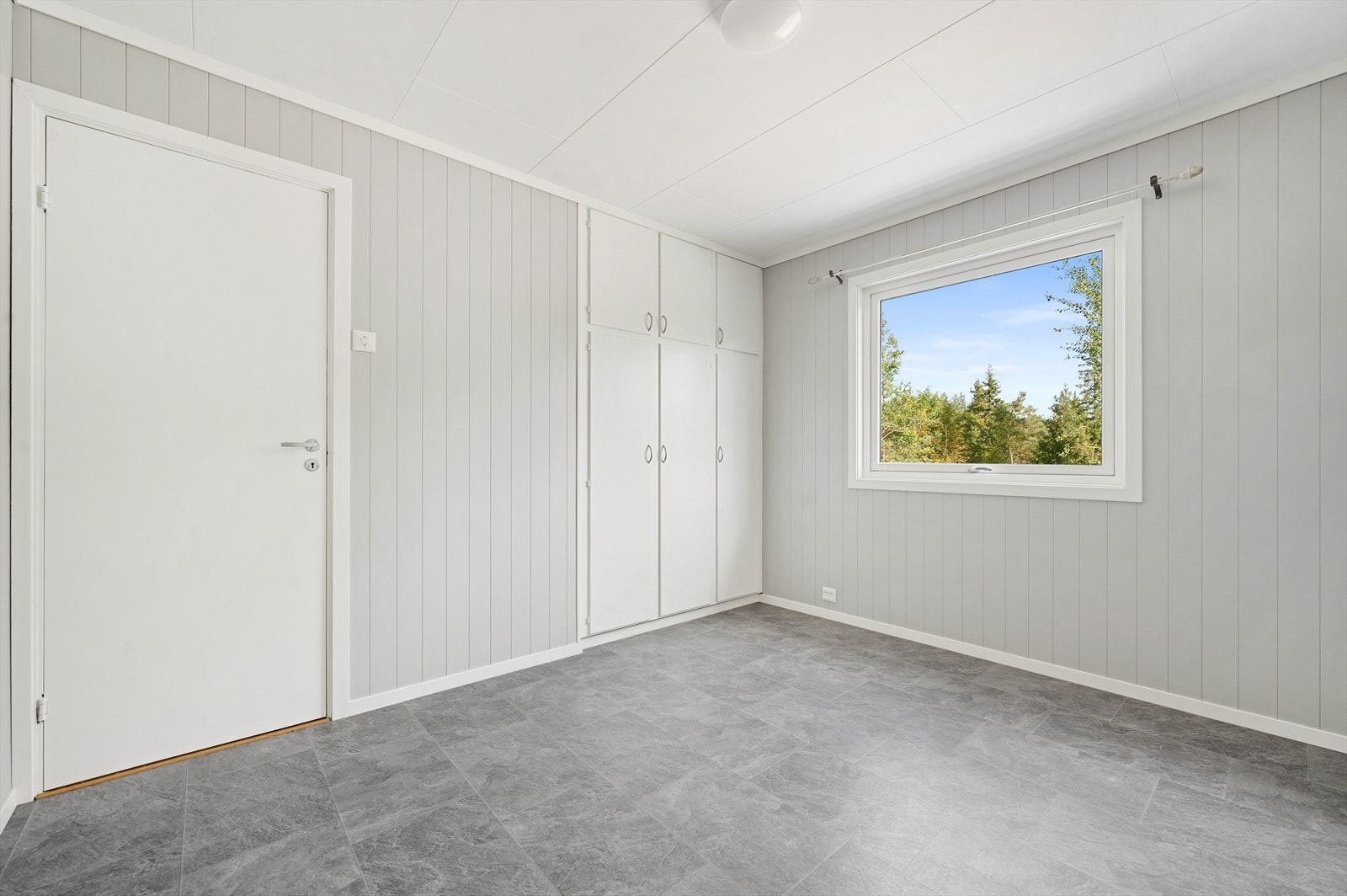 Stort soverom med god skapplass og plass til tillleggsmøblement. Galleribilde