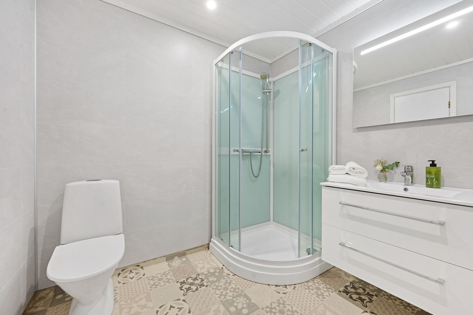 Lekkert bad i underetasje pusset opp de seneste årene. Med servant, dusjkabinett og lekkert speil. Galleribilde