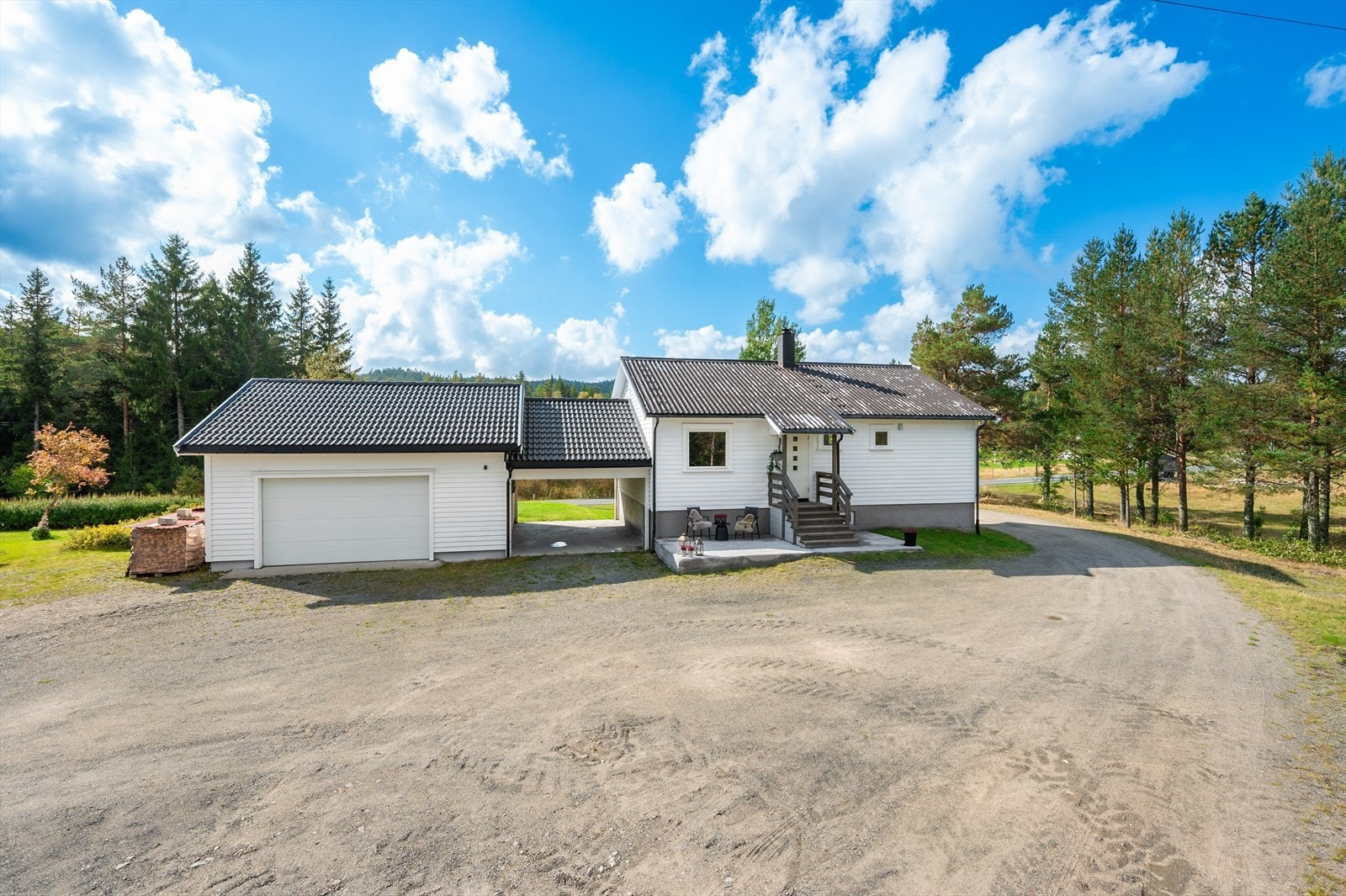 Ønsker du å bo landlig til med god plass i både hus og tomt? Da er dette boligen for deg! Galleribilde