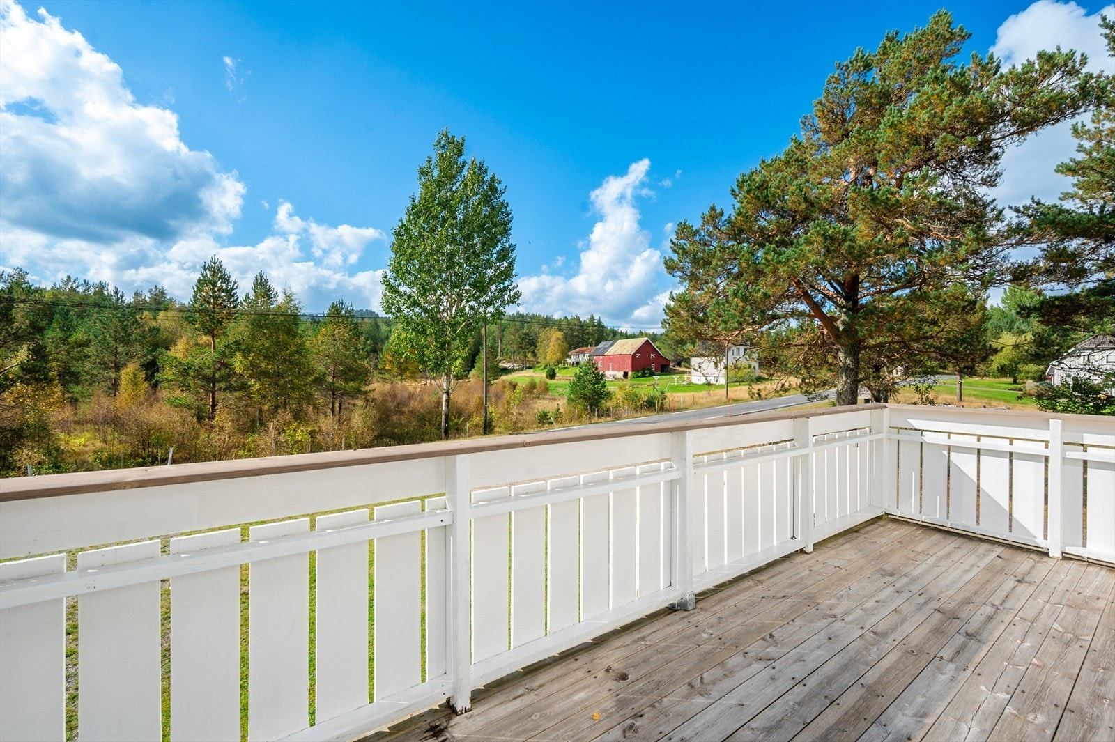 Fra verandaen kan du nyte det beste norsk natur har å by på i landlige omgivelser. Galleribilde