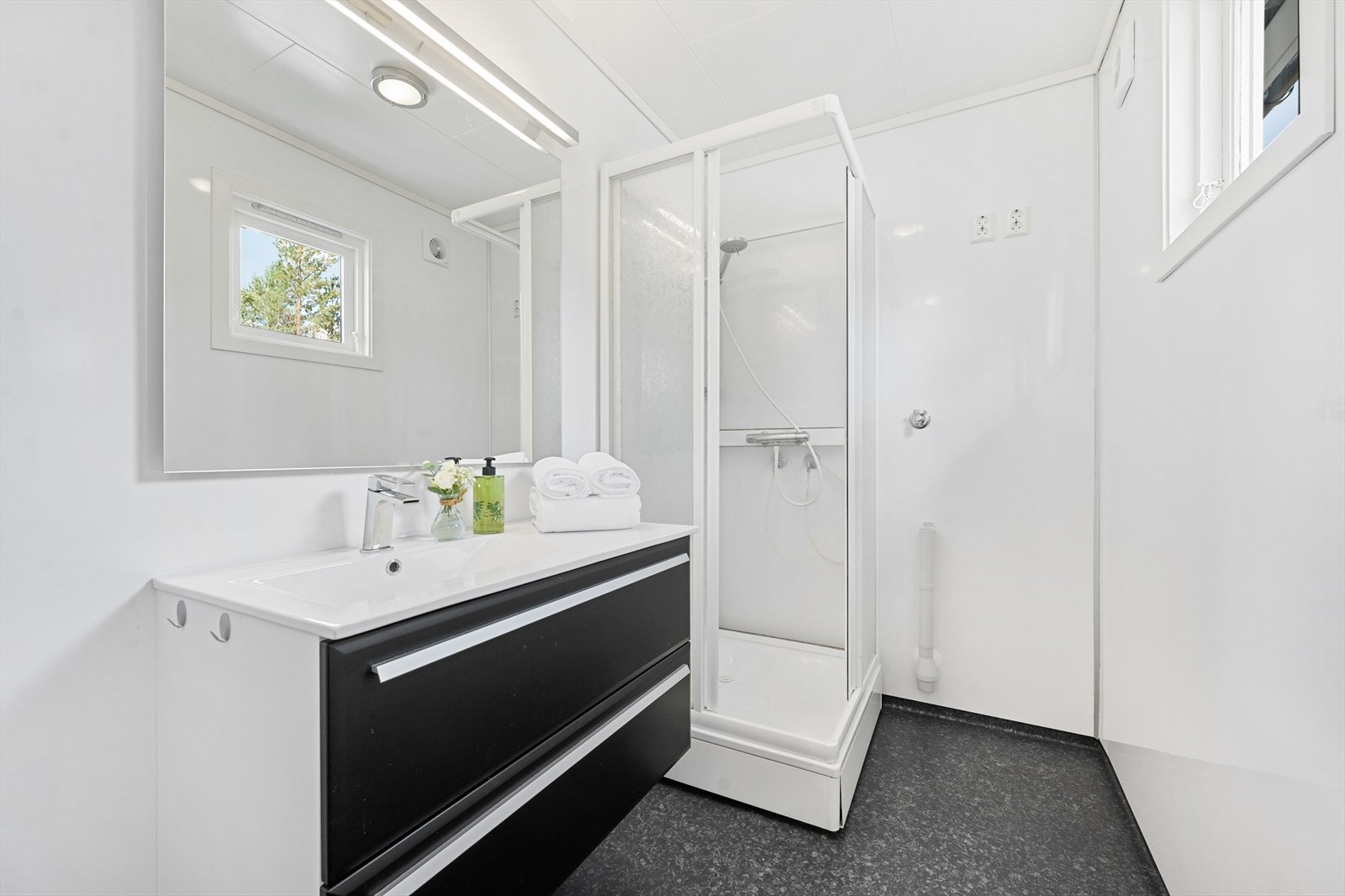 Lekkert bad i 1. etasje med stor servant, dusjkabinett og opplegg for vaskemaskin. Galleribilde