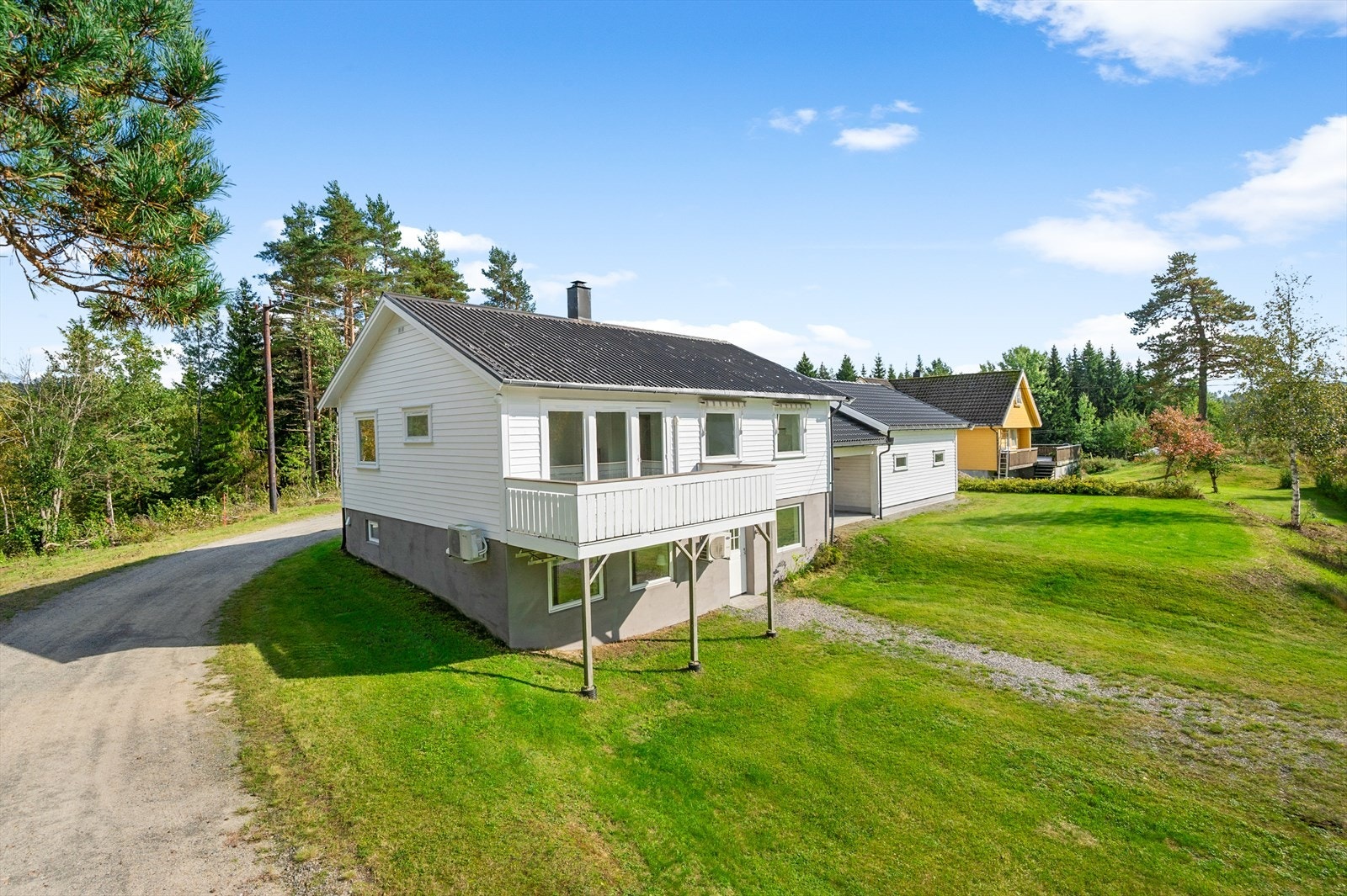 Tomten er flott opparbeidet, og her har man plass til alt man trenger. Galleribilde