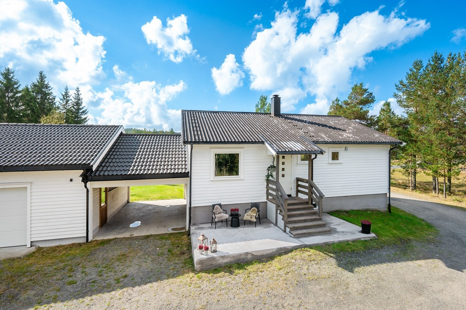 Boligen er meget godt ivaretatt, og garasjen er bygd i nyere tid. Her kan man nyte late dager i solen. Galleribilde