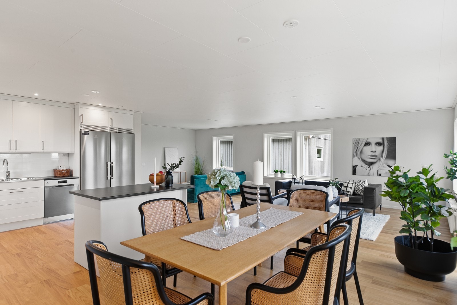 Åpen løsning mellom kjøkken og stue, gir god romfølelse. Galleribilde