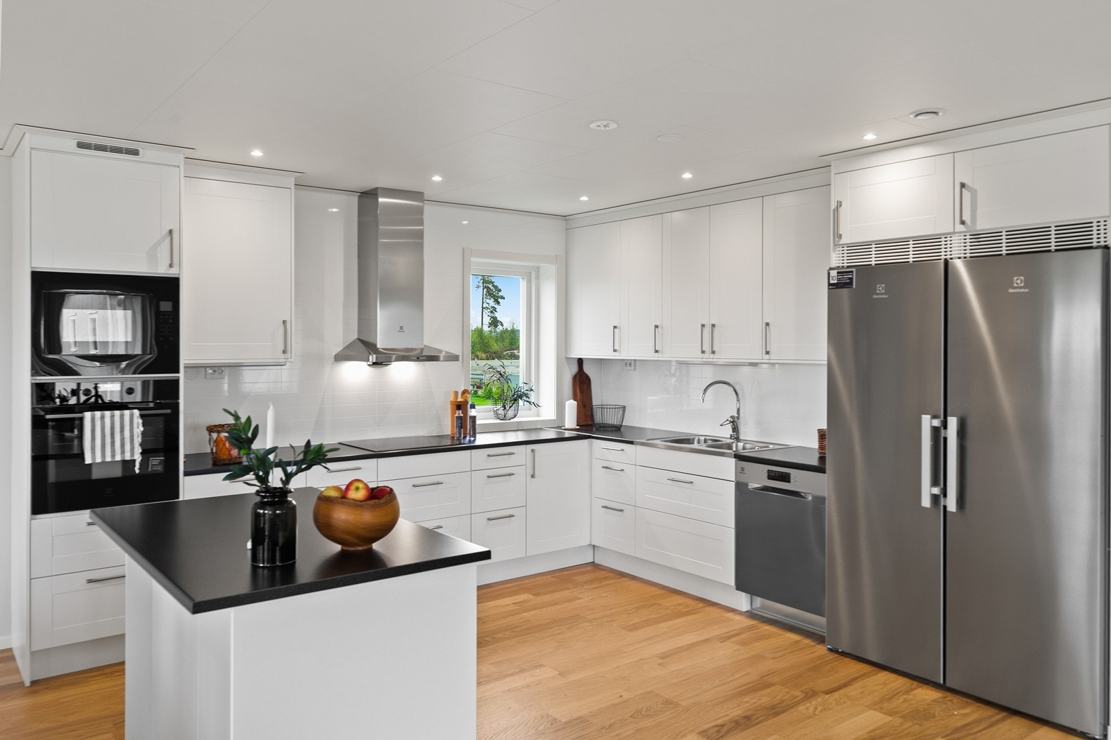 Takhøye overskap gir god arealutnyttelse, det er også montert dimmbare spotlights i tak over benk på kjøkkenet. Galleribilde