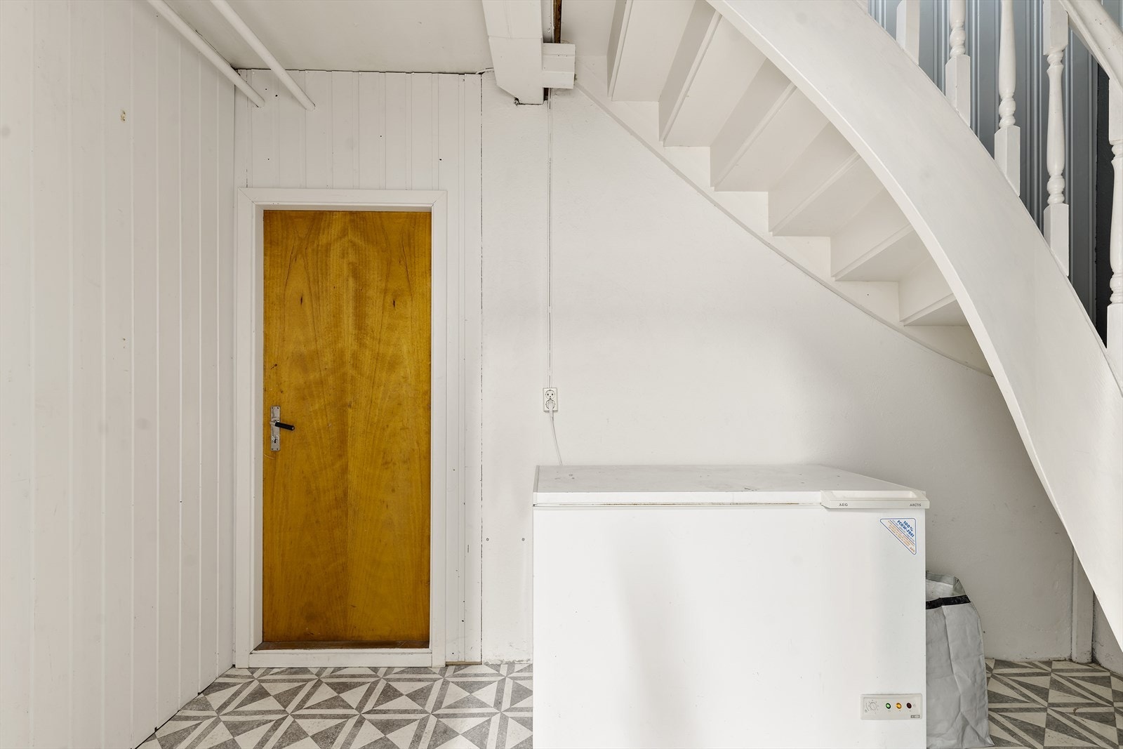 Mestparten av 1. etg har tidligere vært næringsdel. Se kommentar om utleie i salgsoppgaven. Men trappenedgang/gang, vaskerom og bod brukes i tilknytning til hoveddelen Galleribilde