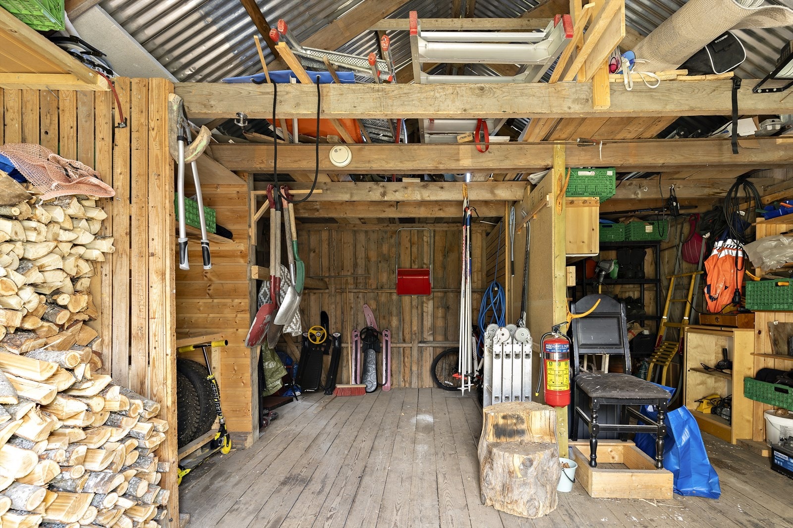 Her er det rikelig med oppbevaringsplass. Bygget er gammelt og bærer preg av manglende vedlikehold og oppgraderinger. Galleribilde