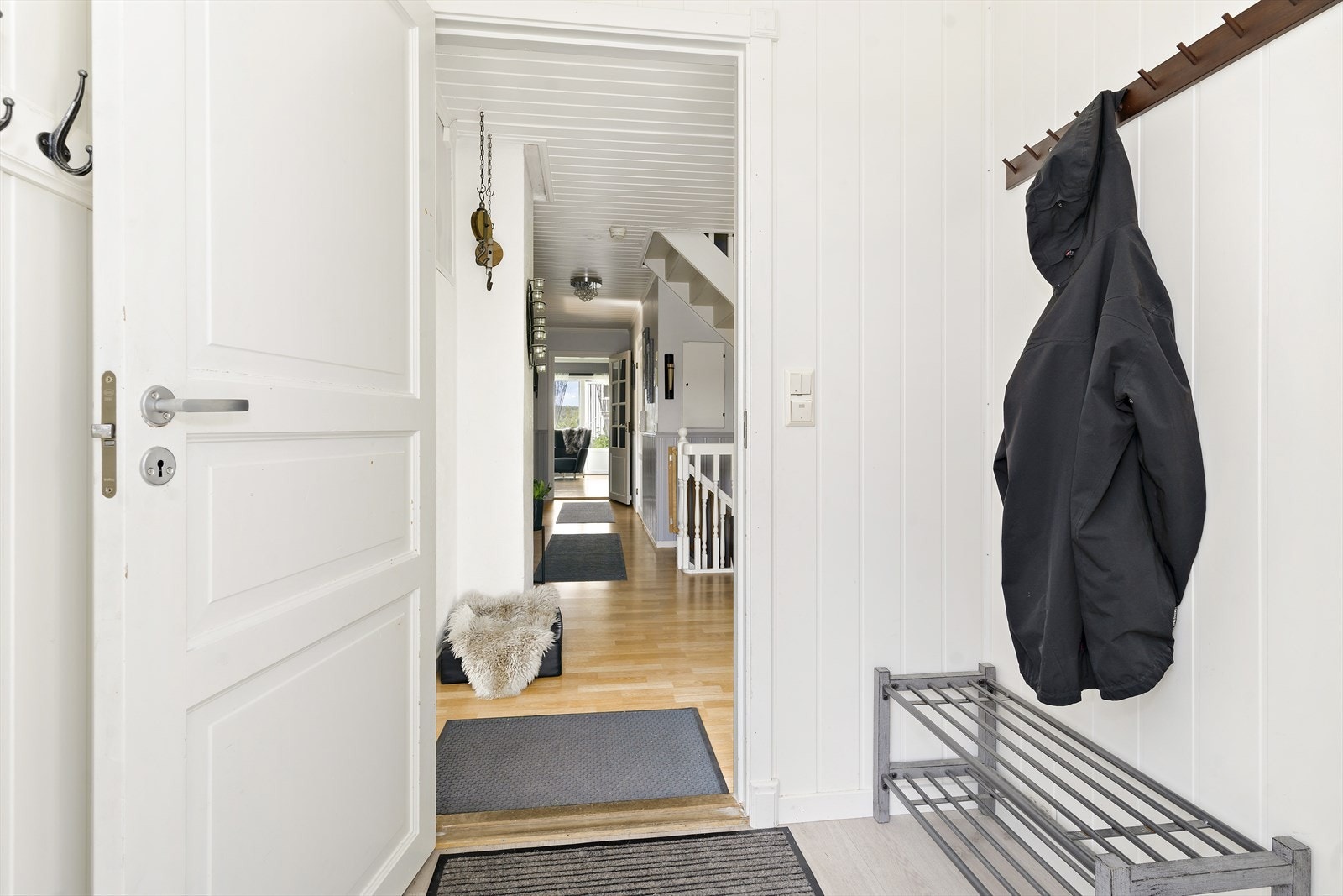 Velkommen inn! Husets hovedetasje inneholder vindfang, hall m/ trapp, stue, kjøkken, bad og soverom. Alt du trenger på ett plan. Vindfanget har varme i gulv og spotter i tak. Galleribilde