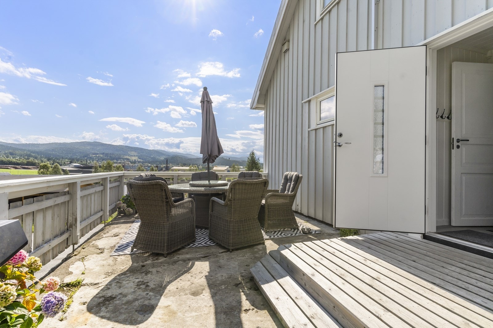 Terrasse/uteplass like ved inngangspartiet over garasjen. Galleribilde