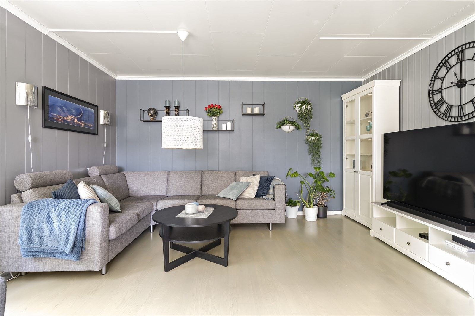 Stuen er møblert i flere soner, her fra TV-kroken. Galleribilde