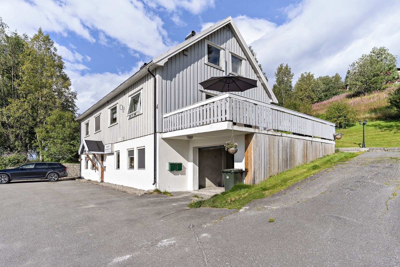 Lett tilgang til garasjen fra gatenivå. Tomta er opparbeidet med plen, busker og trær. Galleribilde