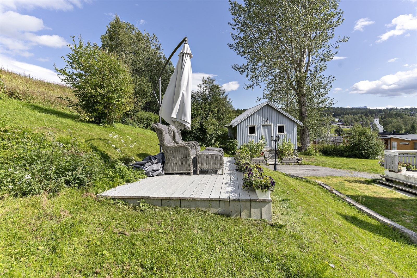 Platt hvor man kan sitte å skue utover Hattfjelldal. Platten er ikke støpt ned i bakken, men står på justerbare terrasseføtter. Kan dette være boligen for deg, ønsker vi hjertelig velkommen tilbake på visning - Husk påmelding! Galleribilde