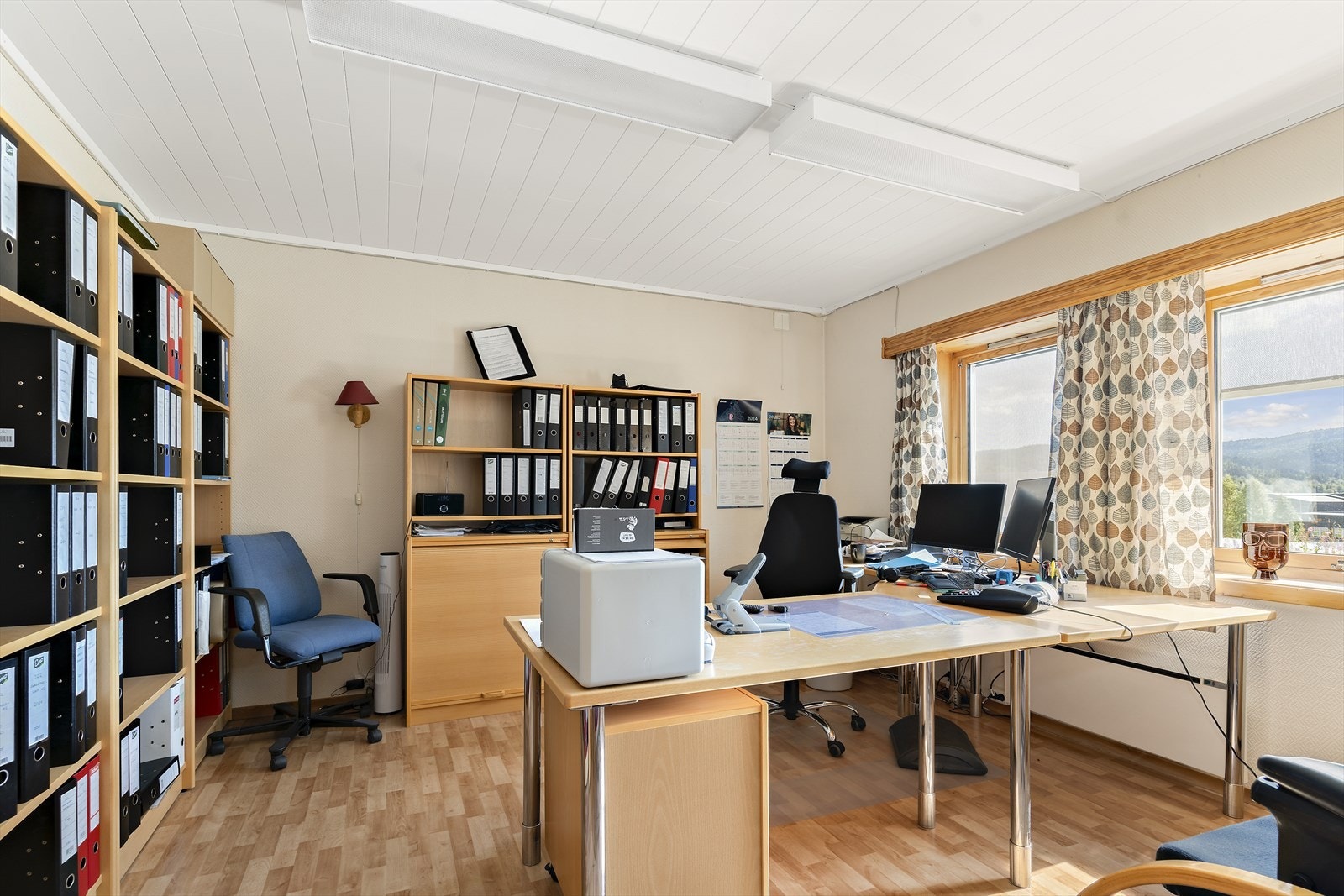 Det er 2 kontor, hall, kafferom, gang, bod og bad. Galleribilde