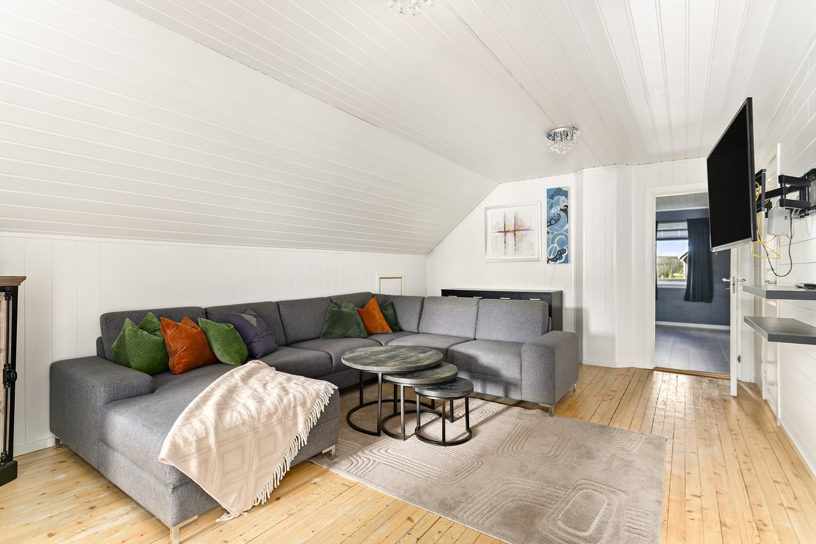 Oppe på loftet finner du loftstue som vist på bilde her, samt 3 soverom og 2 boder. Galleribilde