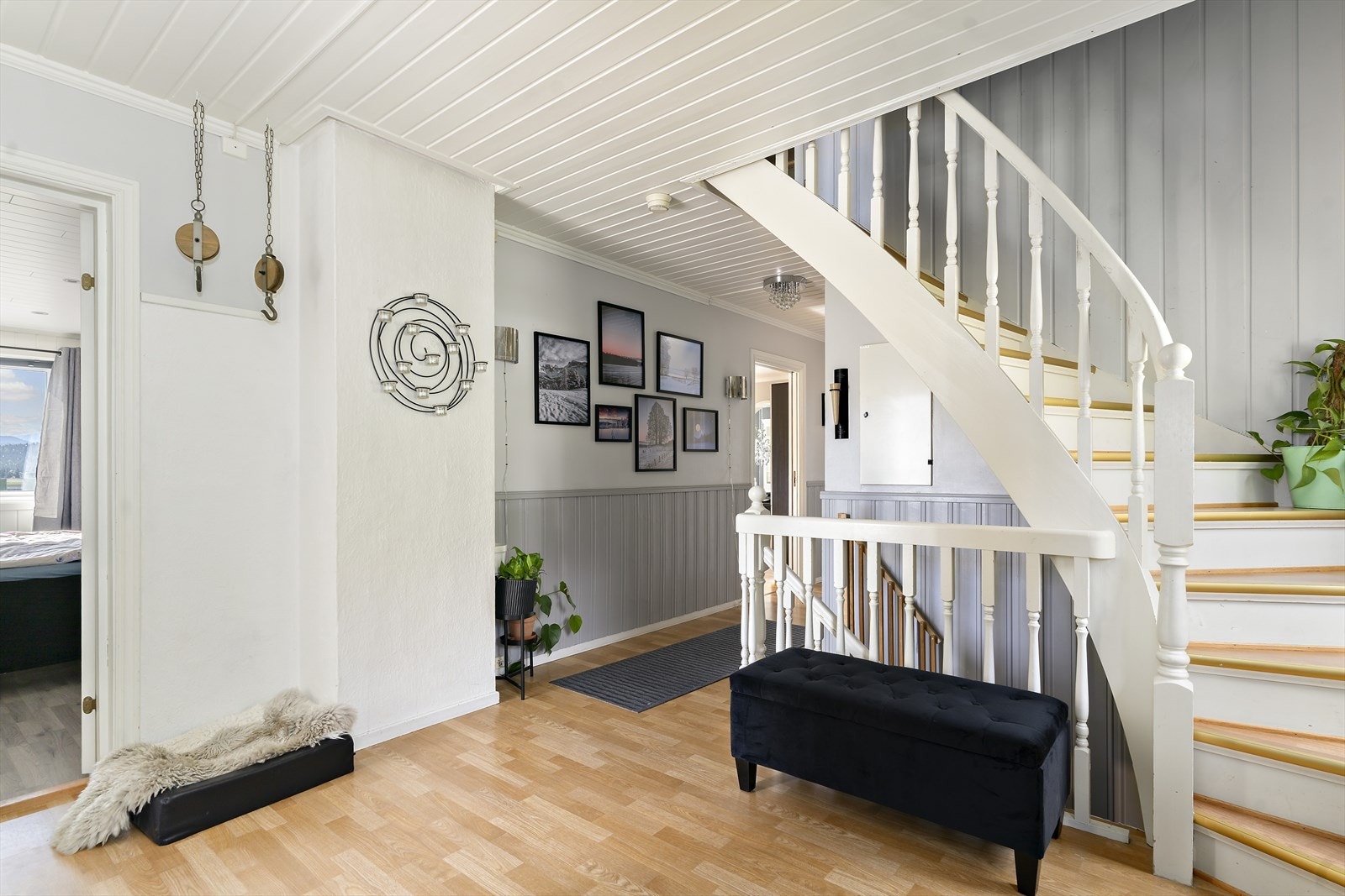 Da tar vi veien videre opp fra gangen i hovedplan til 3. etasje Galleribilde