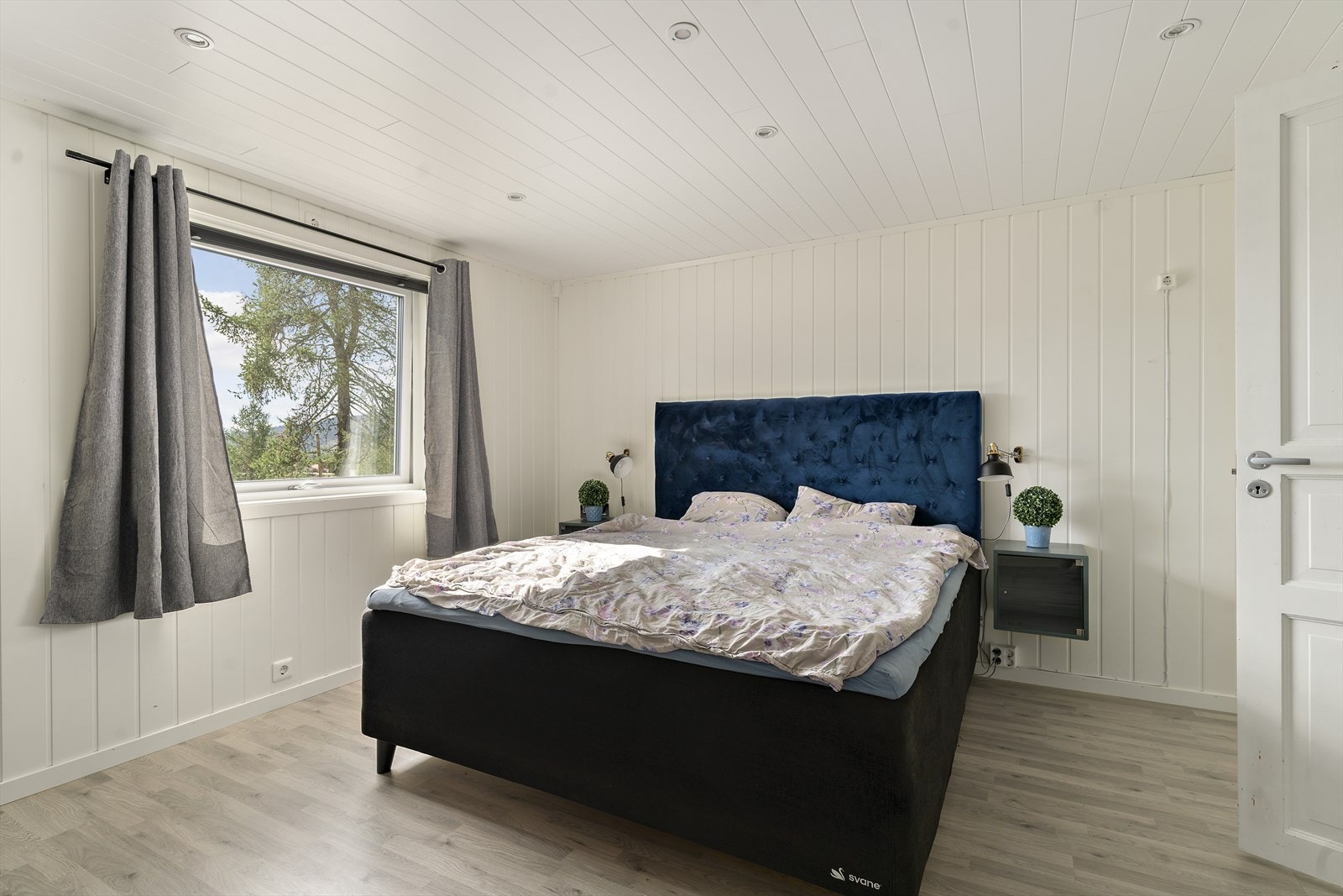 Romslig og innbydende hovedsoverom med spotter i tak som sørger for god belysning. Vinduet på soverommet ble byttet i ca. 2016. Galleribilde