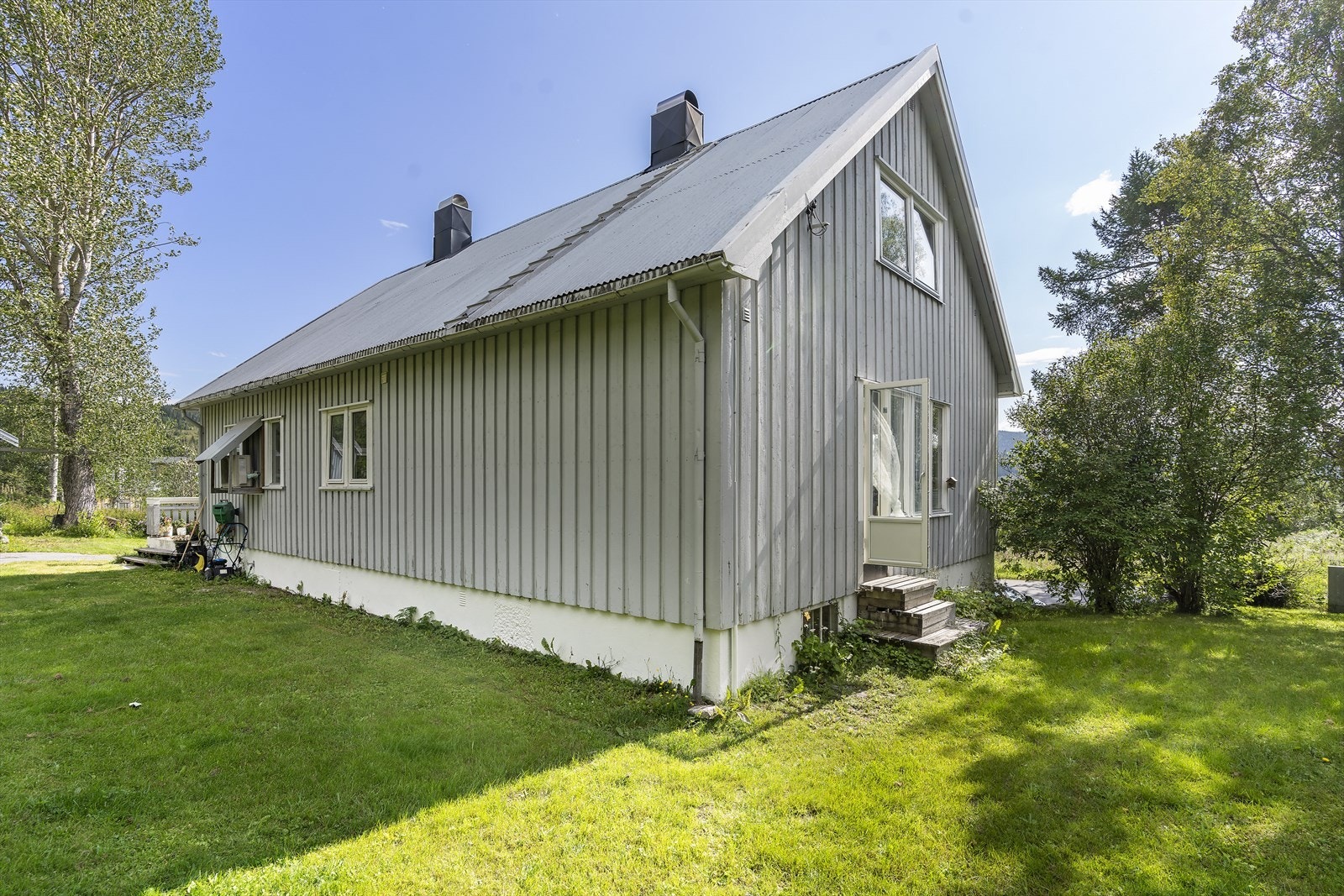 Boligen ligger meget sentralt til i Hattfjelldal med gangavstand til bl.a. barnehage/skole, kirke og dagligvarebutikk. Galleribilde