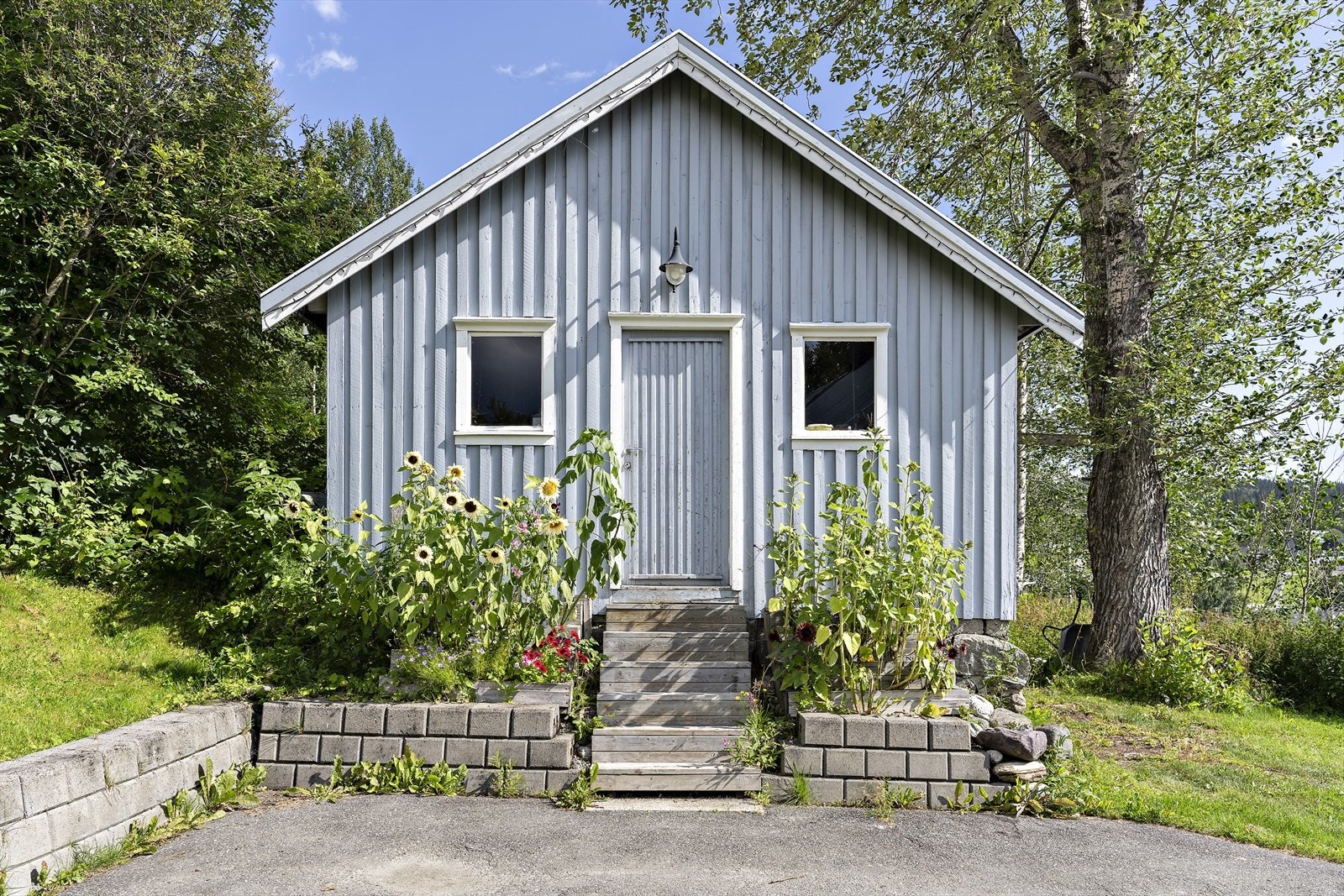 Vel ute igjen finner vi et uthus med hobbyrom/vedlagring, fra 1958. Innlagt el med stikk og lys. Galleribilde