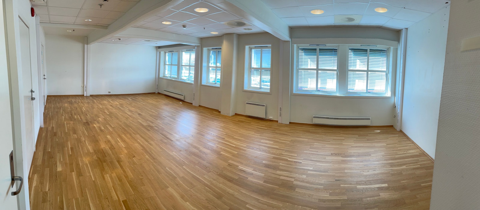 Lyse lokaler med mulighet for cellekontorer eller sitte i åpent landskap Galleribilde