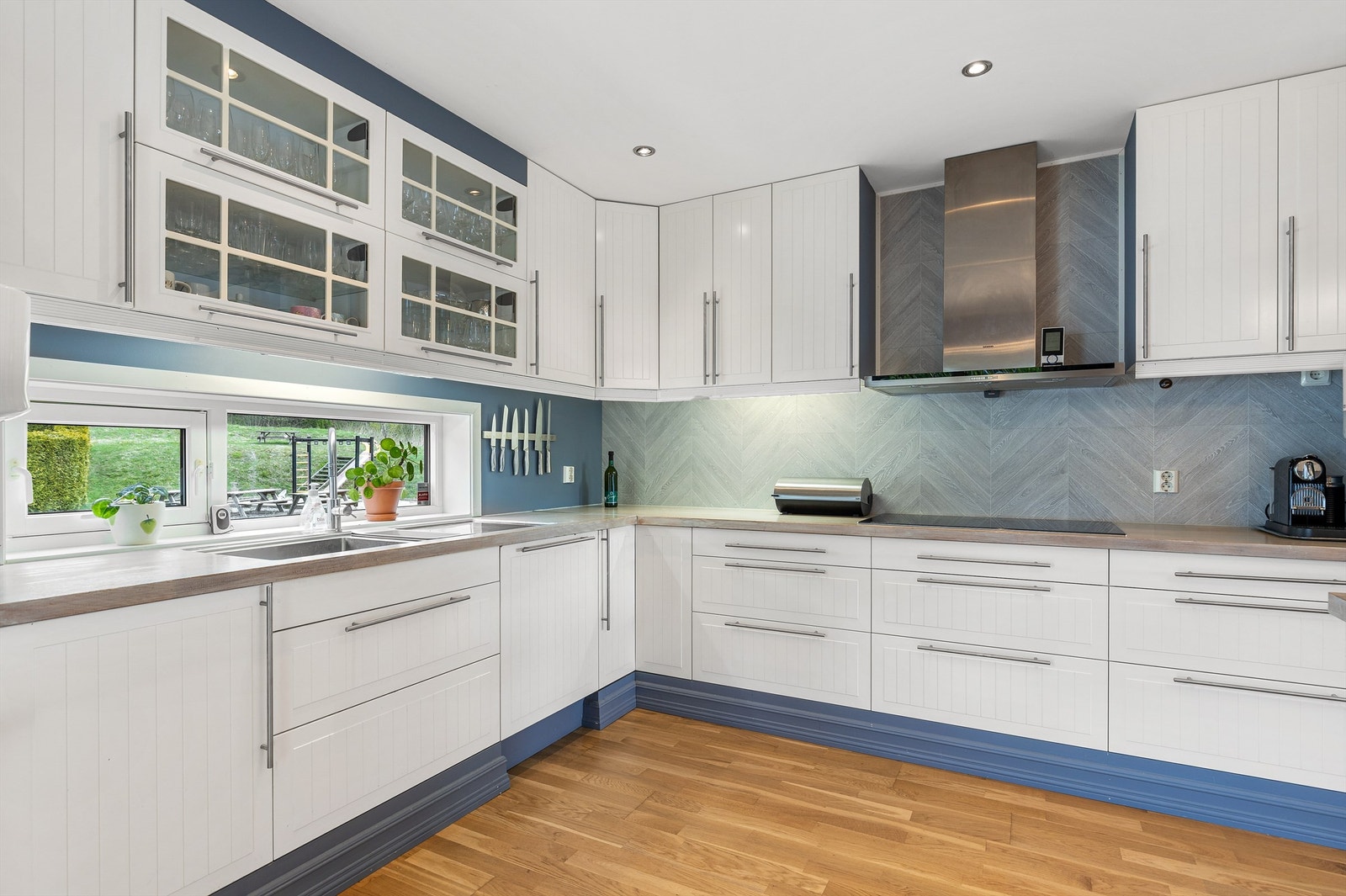 Det er godt med skapplass på kjøkkenet. Galleribilde