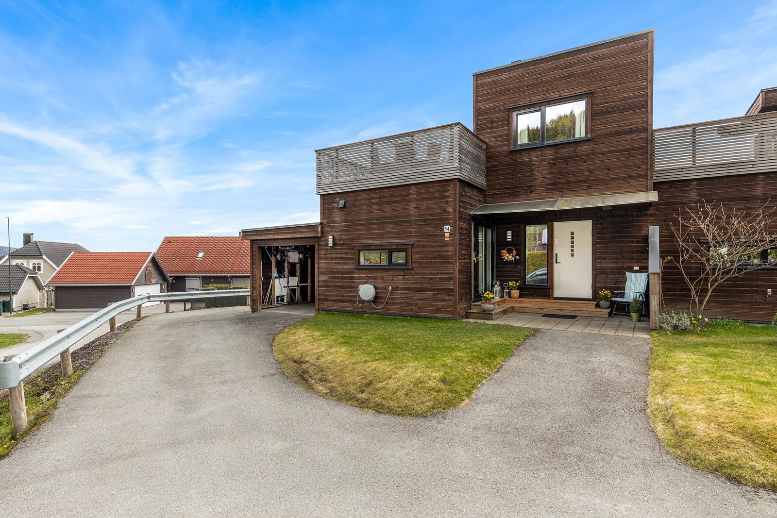 Boligen holder gjennomgående god standard og har en meget god intern beliggenhet på enden, med hage og isolert sportsbod under carporten. Galleribilde