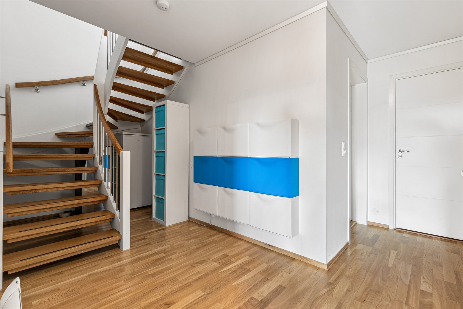 Fra gangen i underetasjen går trappen opp til 1.etasje. Galleribilde