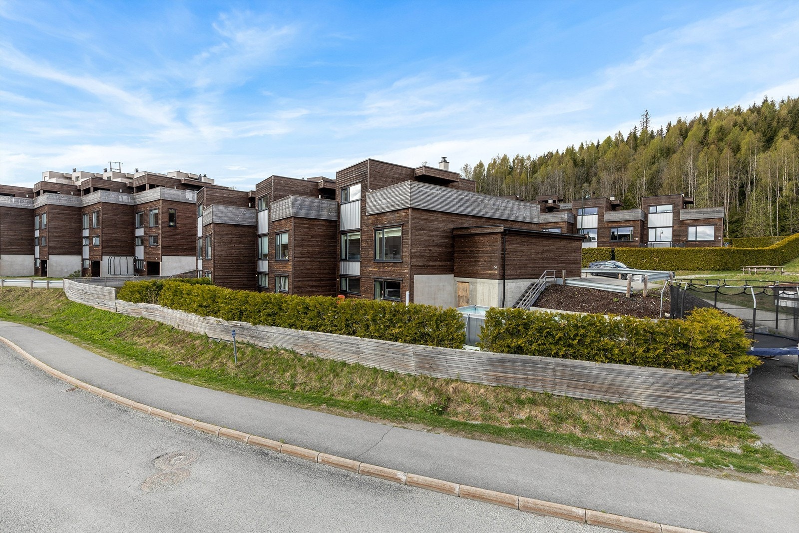 Boligen ligger i et naturskjønt boligområde beliggende på Lierskogen. Eiendommen ligger på en høyde som gir flott utsyn over omkringliggende skog. Det er gangavstand til både barnehage, barneskole og matbutikk. Galleribilde