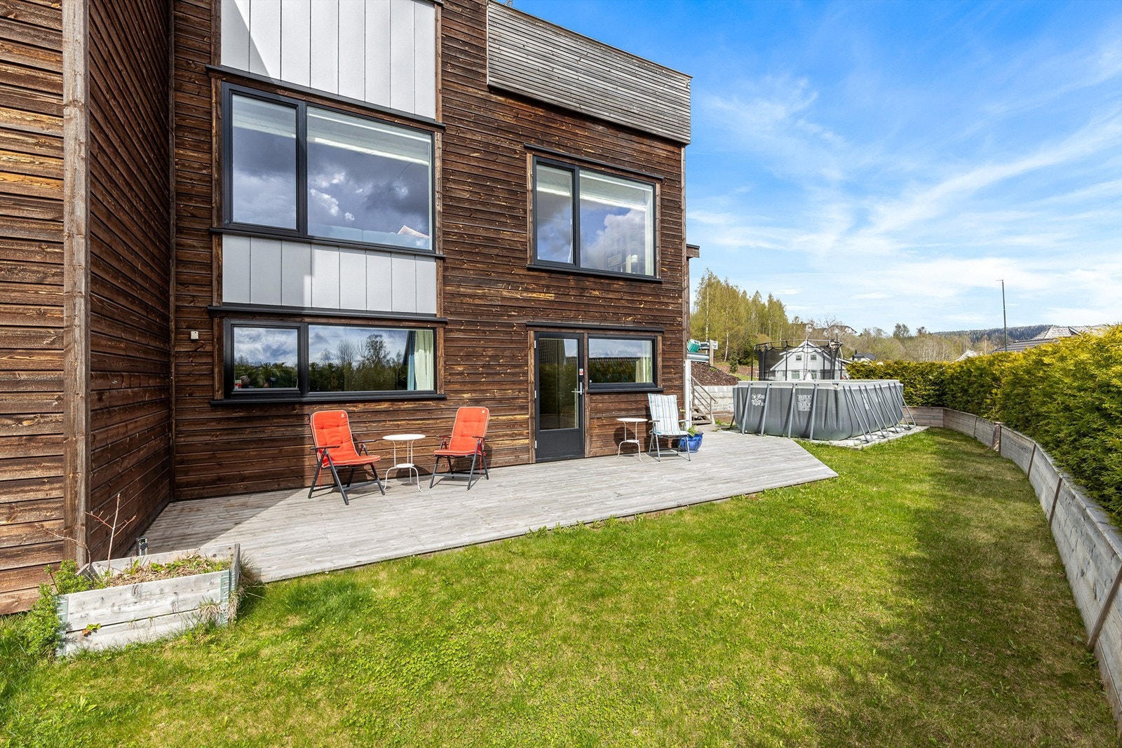 Her får du en en innholdsrik familiebolig i et hyggelig og nyere etablert boligområde med barnefamilier. Galleribilde