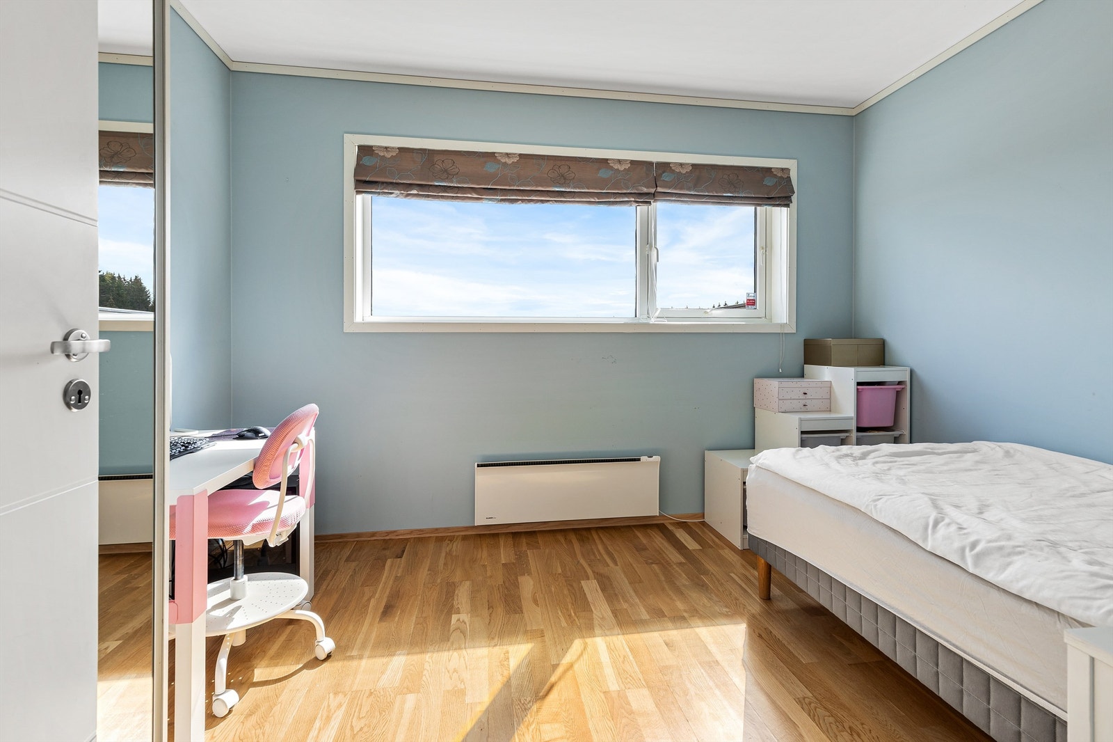 I 2.etasje er det to romslige soverom. Disse passer godt som barnerom, gjesterom eller kontor. Galleribilde