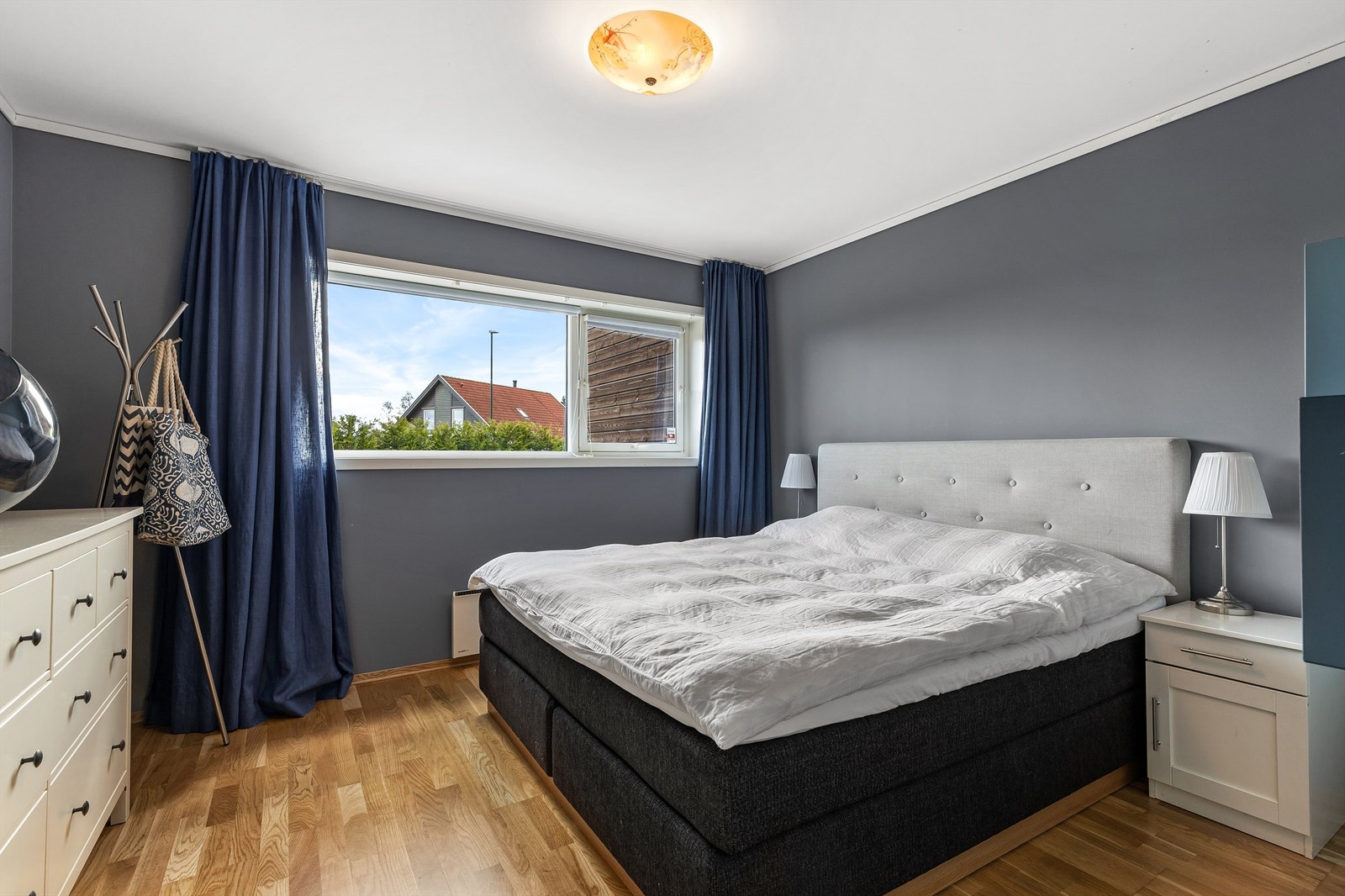 Hovedsoverommet finner man i underetasjen. Her er det god plass til dobbeltseng med nattbord på hver side, samt garderobeskap og/eller kommode. Galleribilde