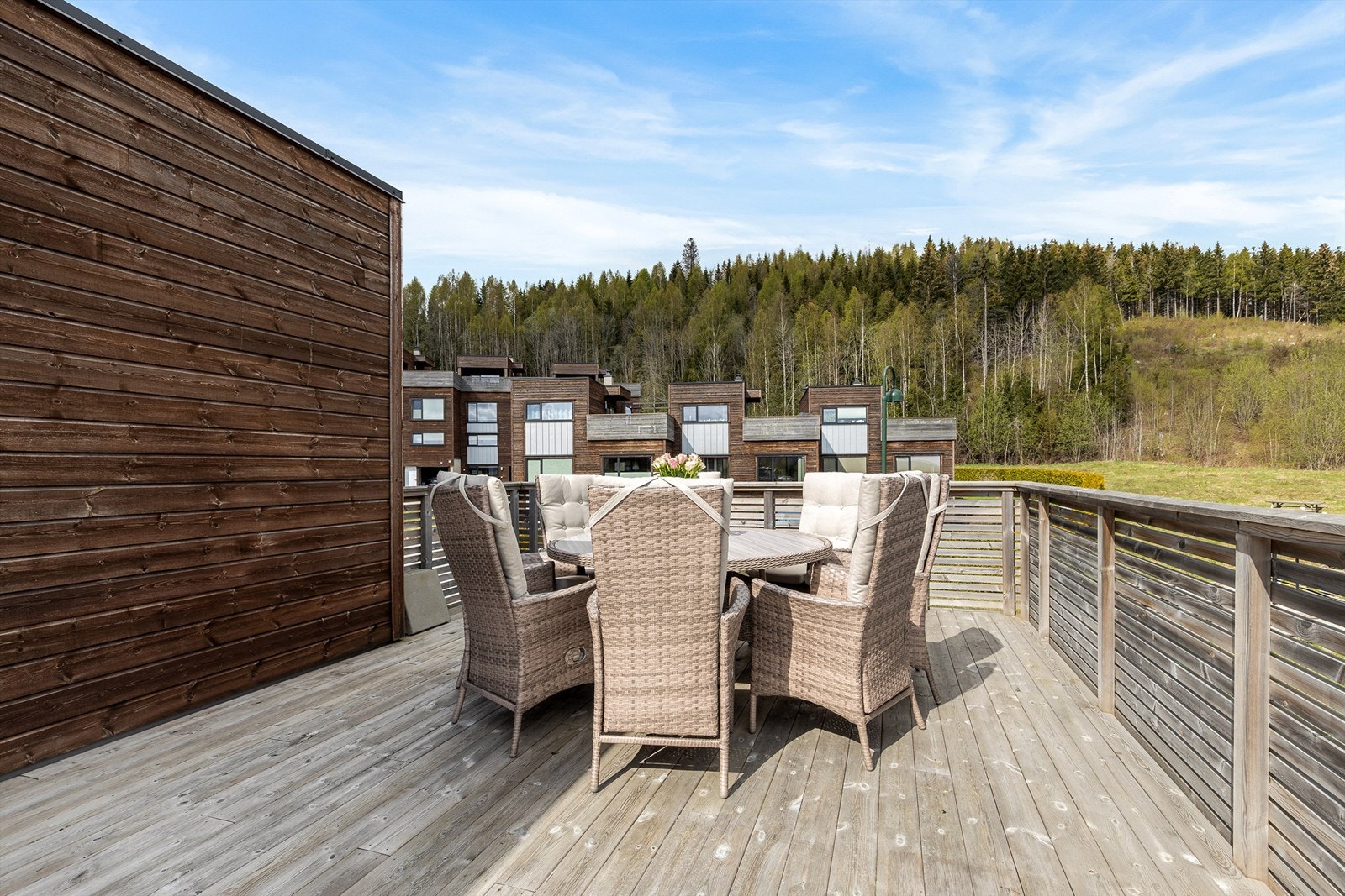 Nordøstvendt takterrasse på ca. 45 m2. Bærende konstruksjoner av trekonstruksjoner, gulvflater belagt med tregulv. Galleribilde