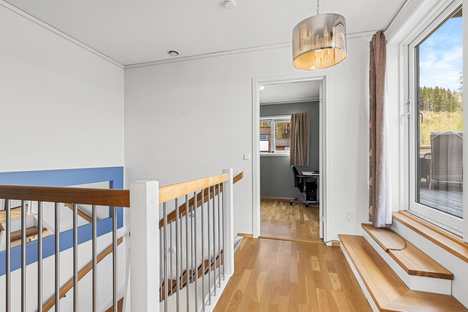 Herfra kommer man videre inn til etasjens 2 soverom og ut til takterrassen. Galleribilde