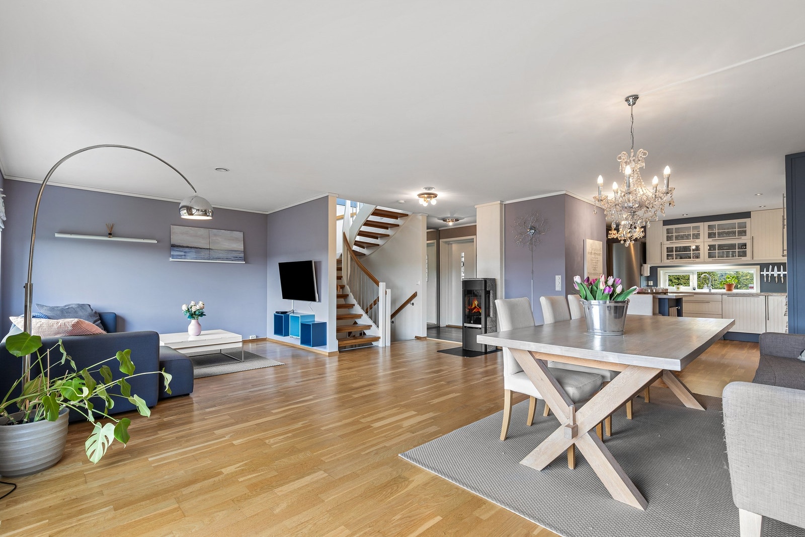 Her får du en en innholdsrik familiebolig i et hyggelig og nyere etablert boligområde med barnefamilier. Galleribilde