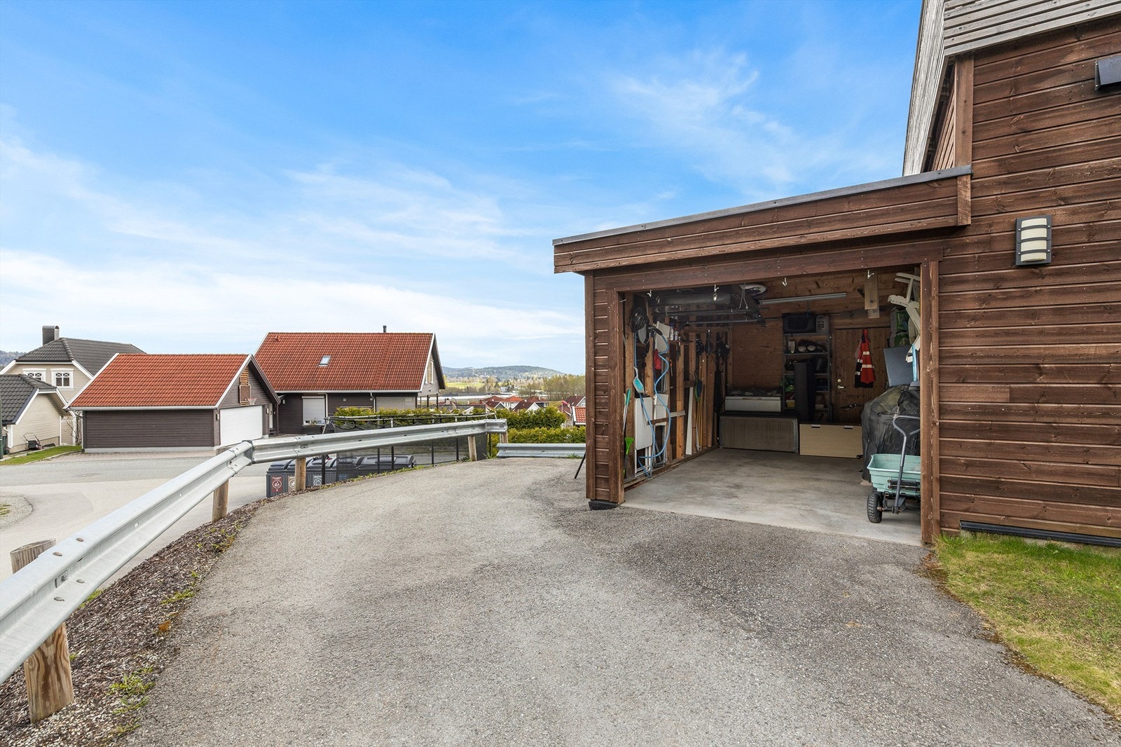 Carport med lader for elbil og ekstra parkeringsplass rett ved siden av. Galleribilde