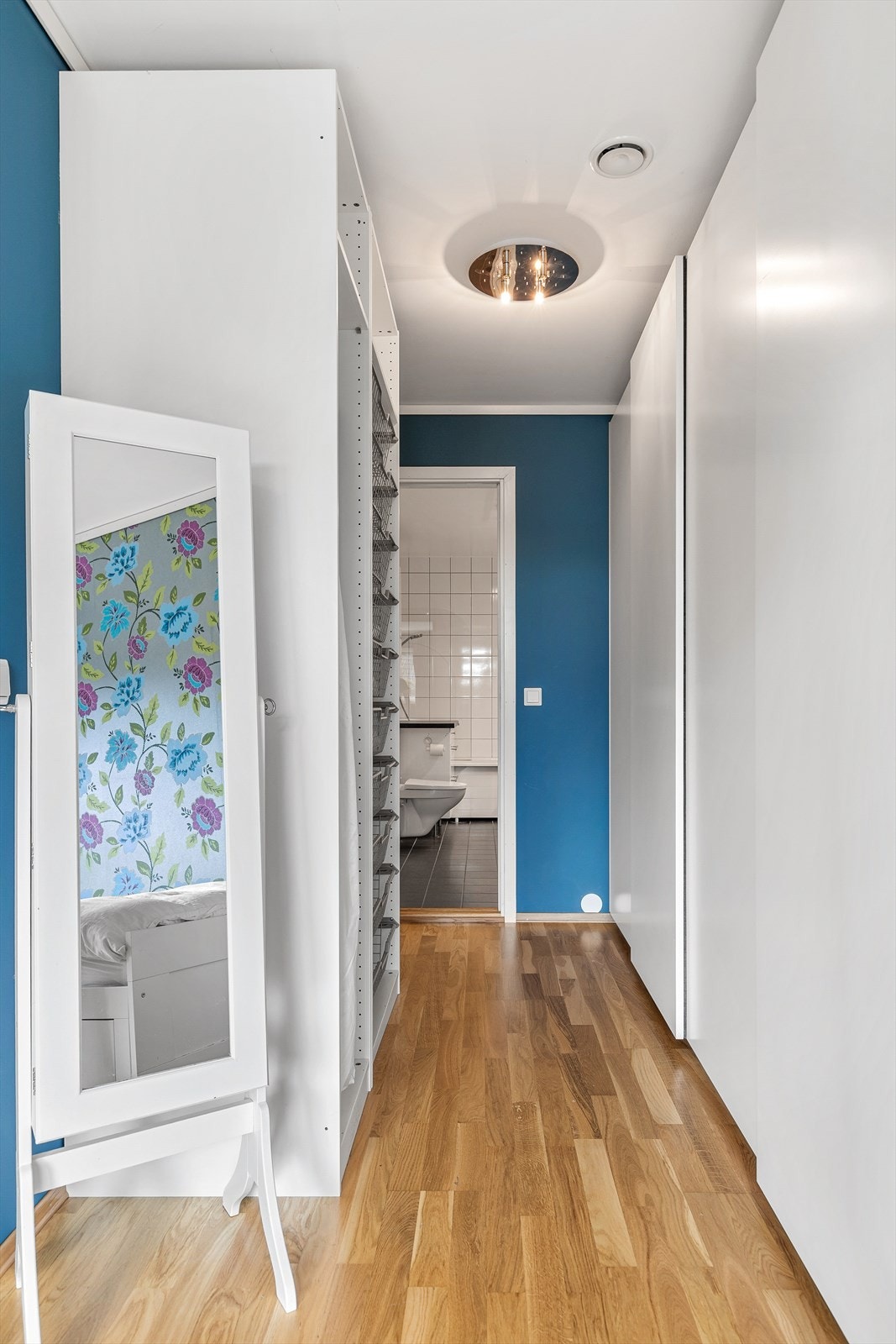 God plass til garderobeskap. Galleribilde