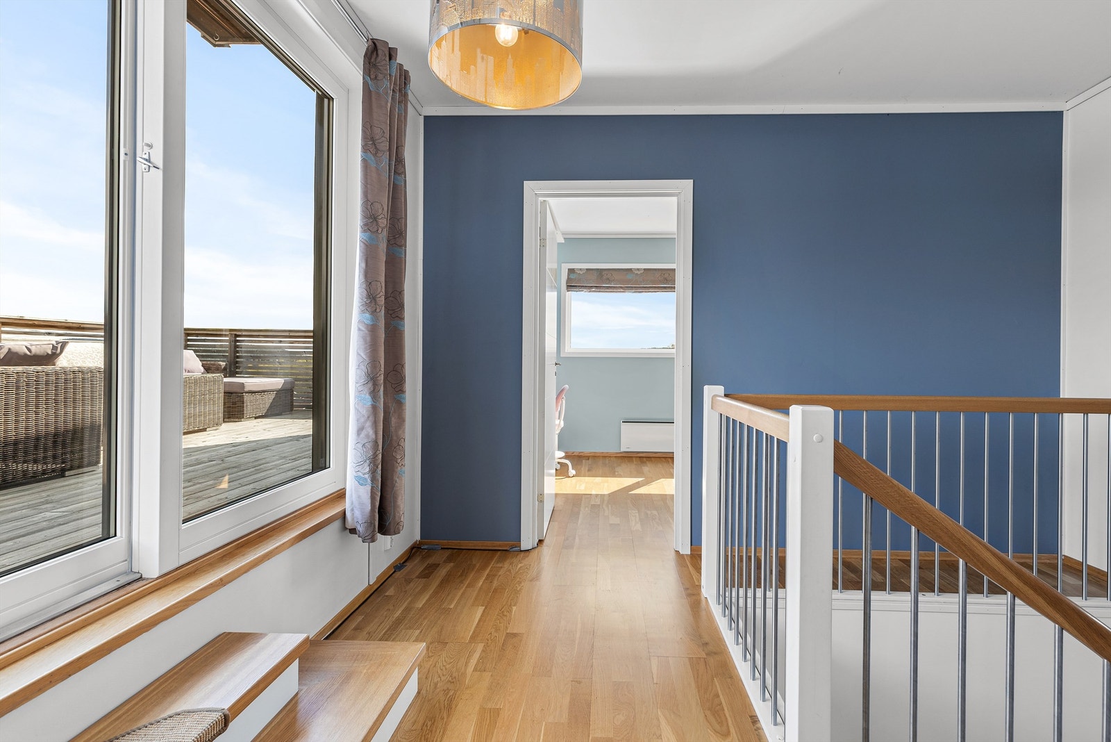 Herfra kommer man videre inn til etasjens 2 soverom og ut til takterrassen. Galleribilde