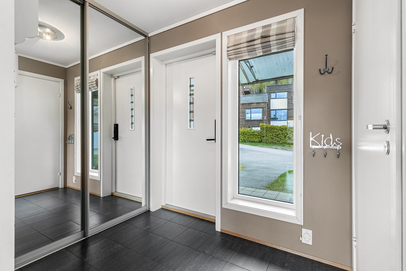 I entreen i 1.etasje er det et integrert garderobeskap for oppbevaring av yttertøy og sko. Fra entreen kommer man videre til stuen og spisestuen, samt WC-rom. Varme i gulv. Galleribilde