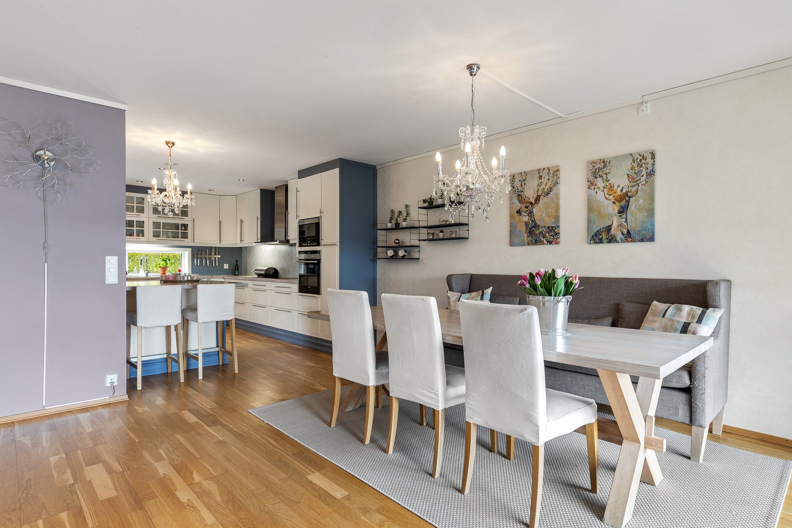 Den åpne løsningen mellom stue og kjøkken skaper en sosial atmosfære når man er med venner og familie. Galleribilde