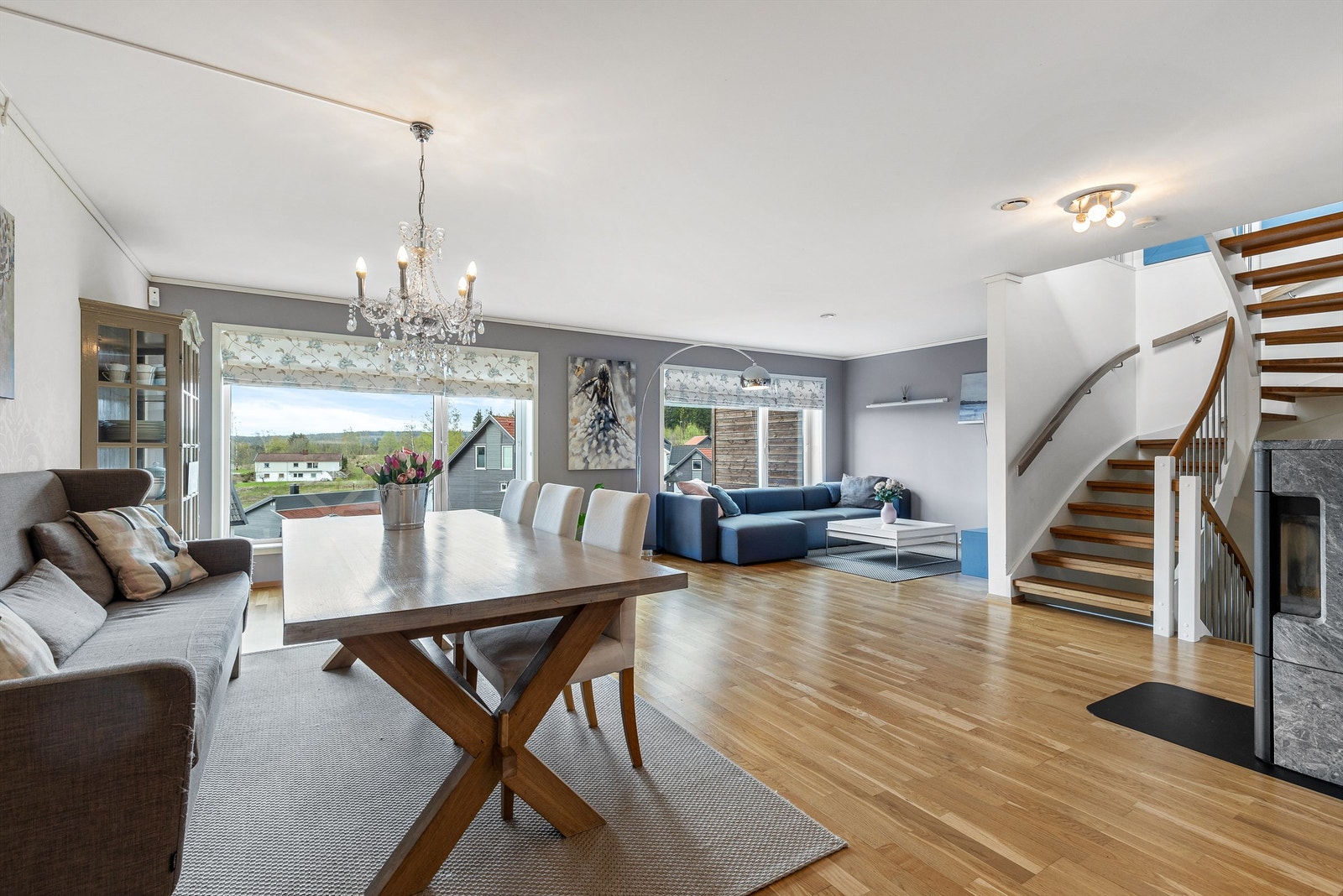 Lys og luftig stue med flere møbleringsmuligheter. Galleribilde