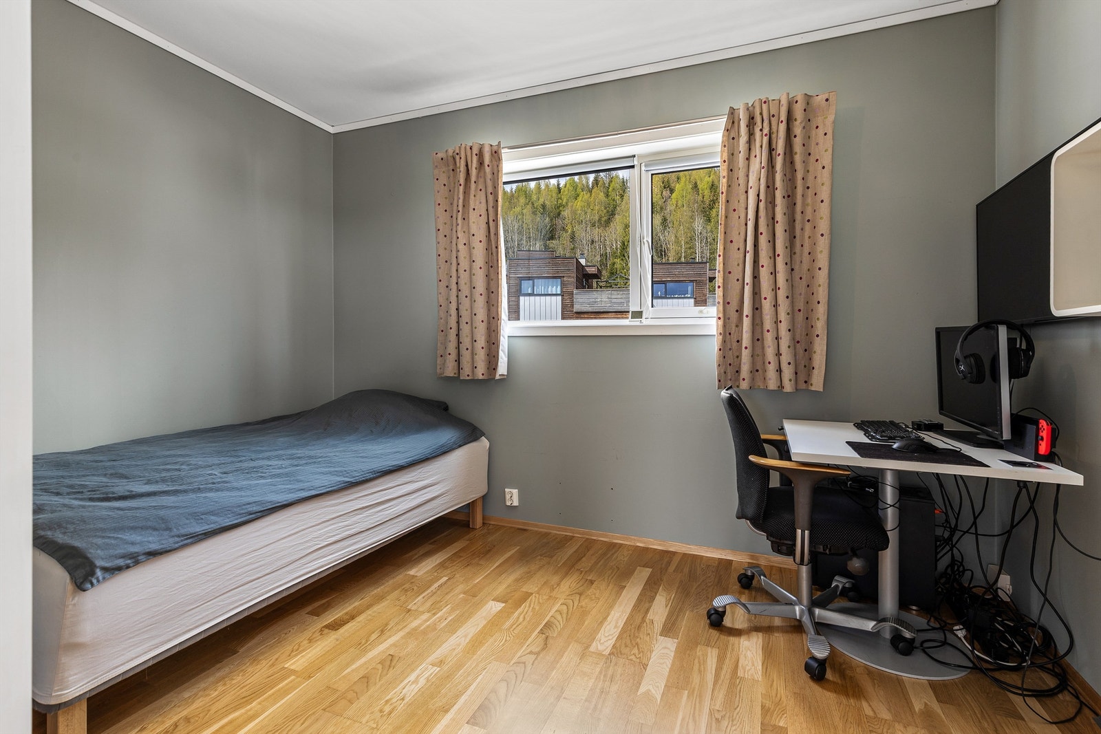 I 2.etasje er det to romslige soverom. Disse passer godt som barnerom, gjesterom eller kontor. Galleribilde