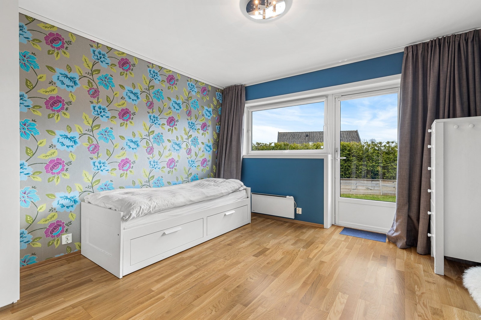 Fra soverommet er det også egen utgang til platting og hage. Galleribilde