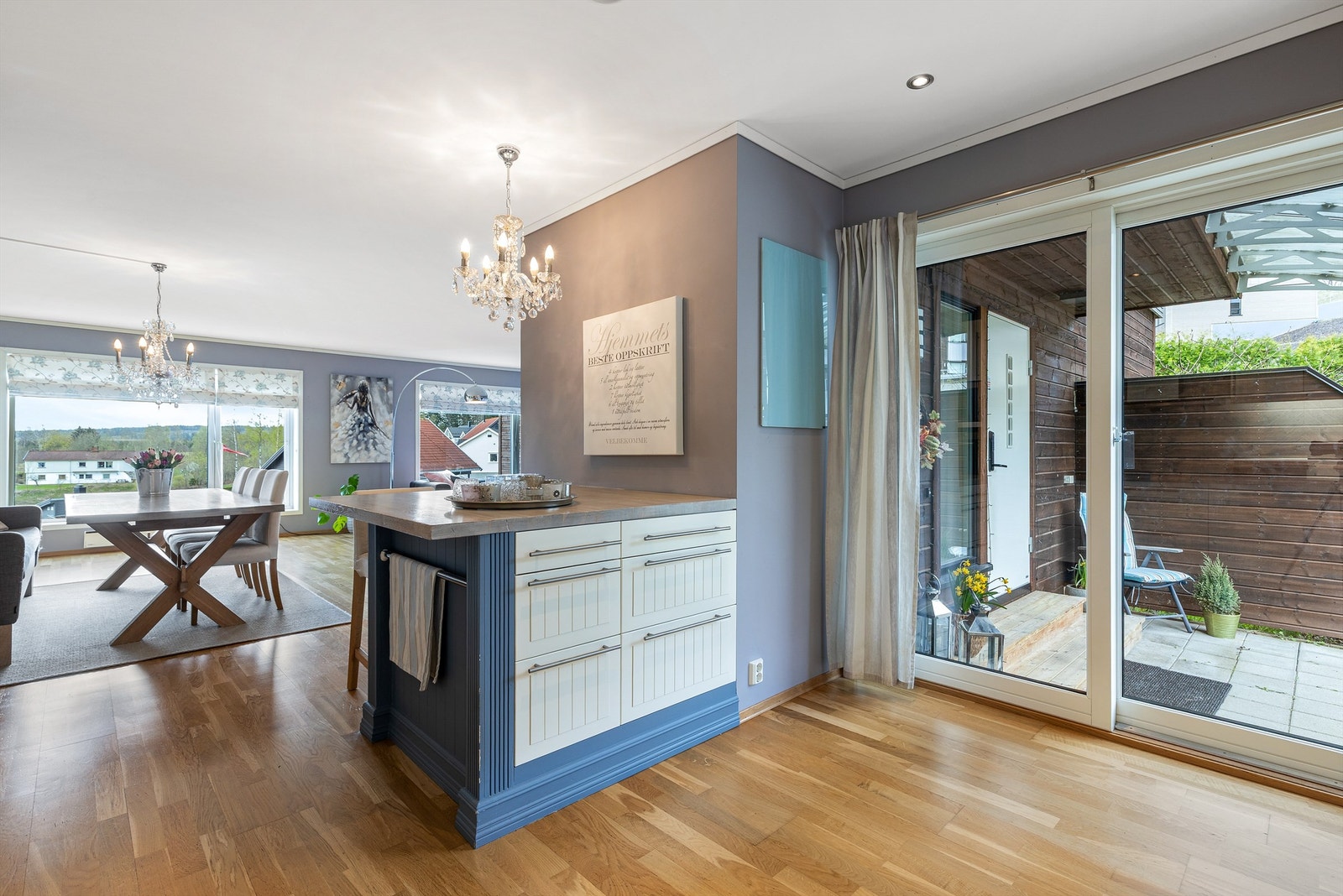 Fra kjøkkenet er det utgang til hyggelig uteplass ved inngangspartiet. Galleribilde