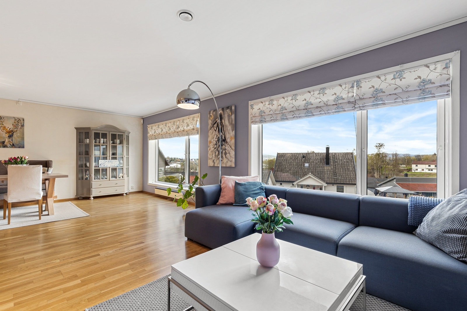 Rikelig med naturlig lys inn i stuen. Galleribilde