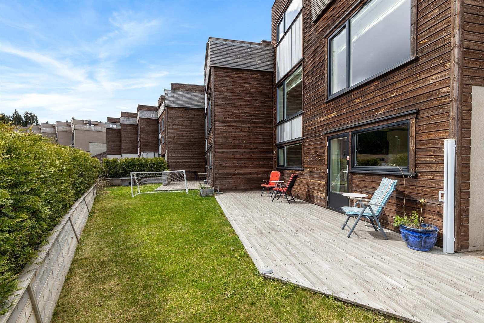 Platting med utgang fra soverommet i underetasjen. Her er det god plass til utemøbler og inngang til stor utebod. Galleribilde