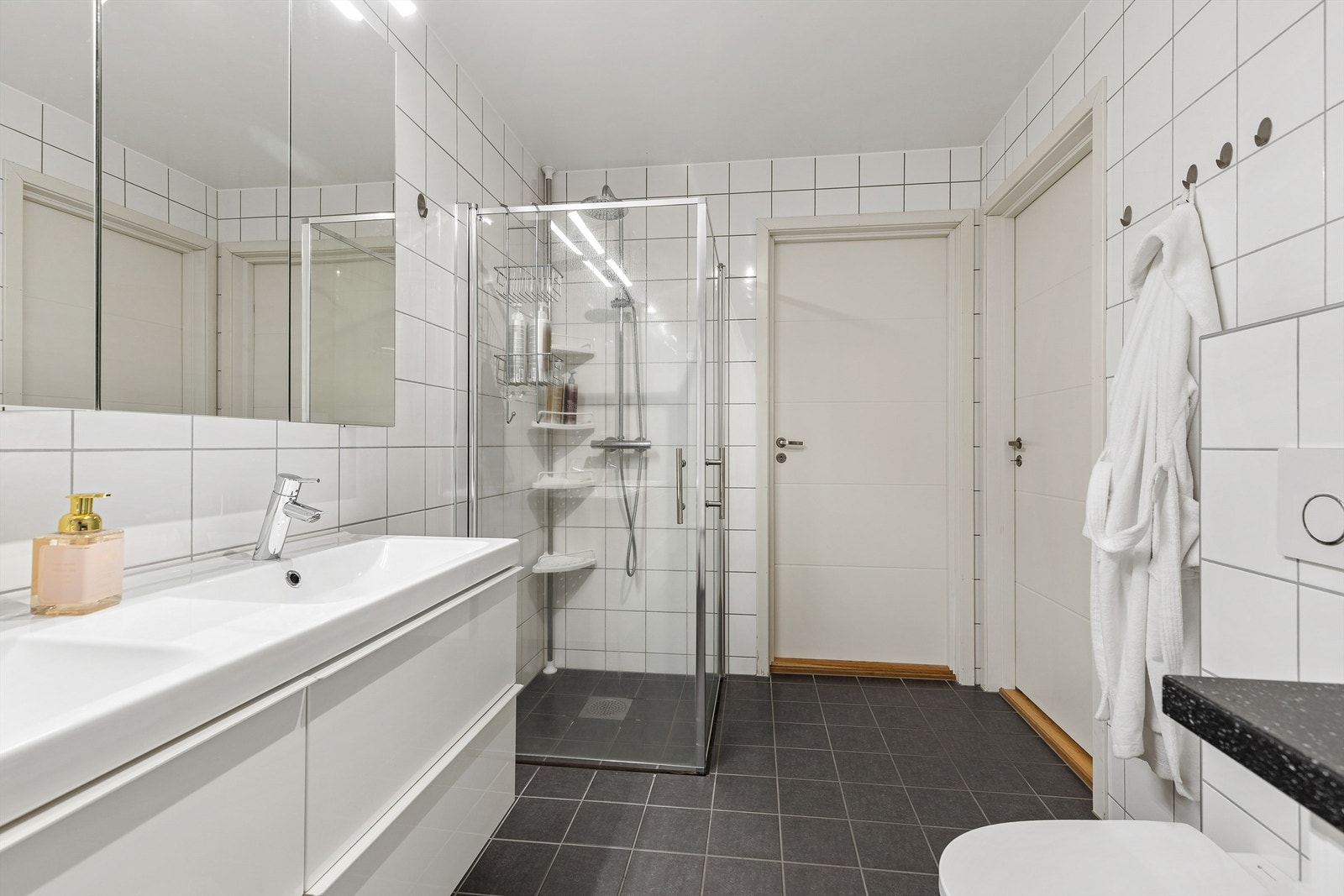 Dusjhjørne med dører. Vegghengt dusjarmatur (hånddusj og regndusj). Galleribilde