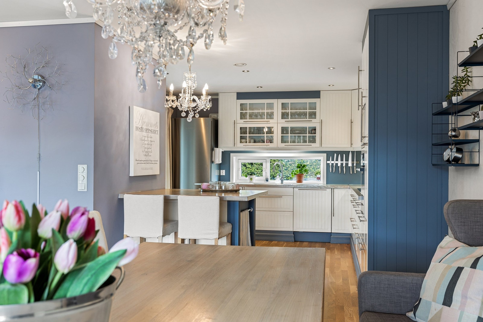 Hyggelig spiseplass på kjøkkenet. Galleribilde