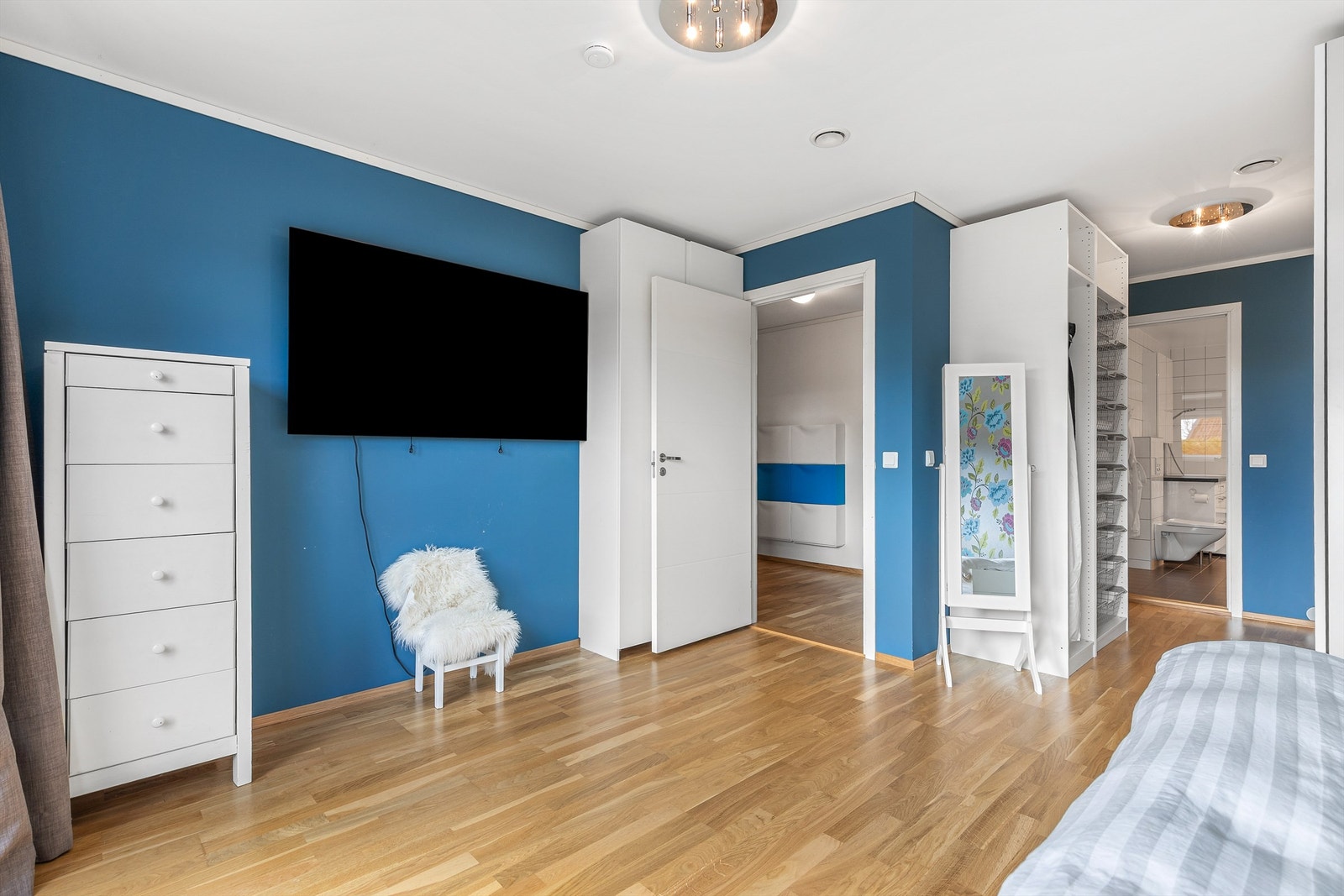 Det andre soverommet i underetasjen er også av god størrelse. Her har man egen inngang til badet i etasjen. Galleribilde