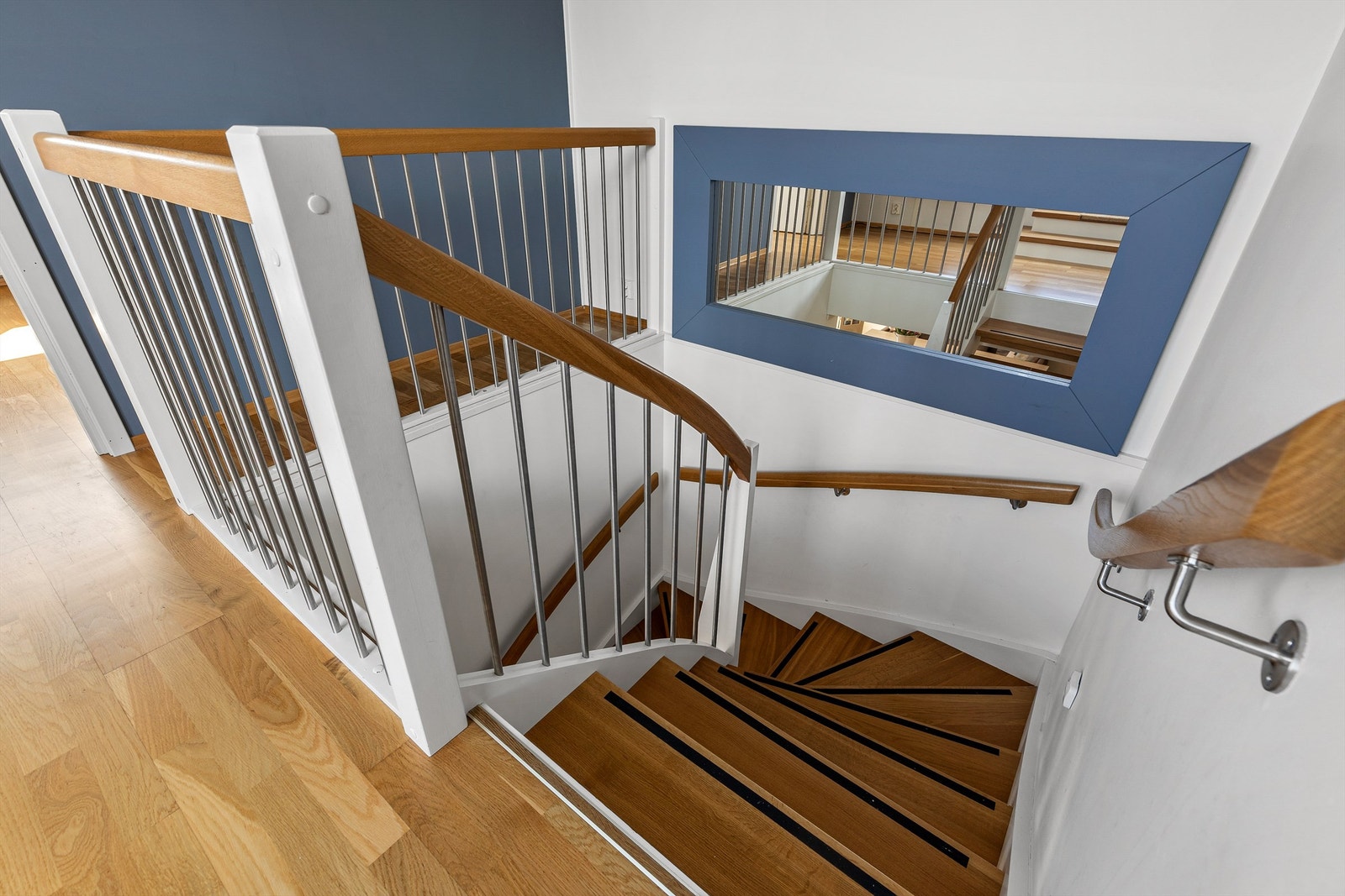 Fra entreen kommer man videre opp til boligens 2.etasje. Galleribilde